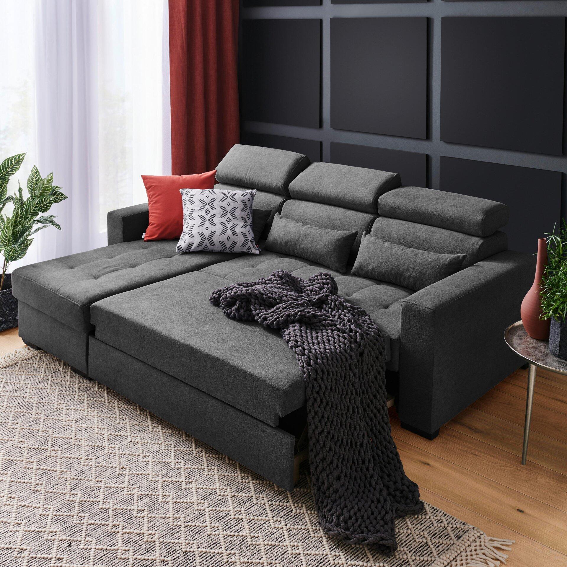 Ecksofa Monson im geöffneten Zustand mit segmentierbaren Rückenlehnen und hochgeklappter Schlaffläche, dargestellt aus erhöhter Perspektive zur Demonstration der Größe und modularen Bauweise.