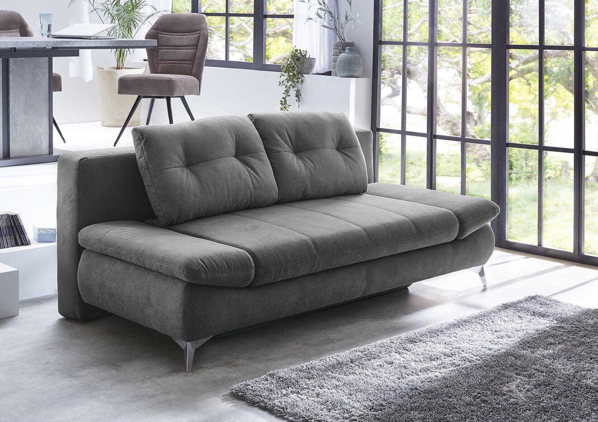 Schlafsofa Mats in dunkelgrauer Microfaser-Polsterung mit Chromfüßen und ausgezogener Liegefläche, perspektivisch seitlich dargestellt.