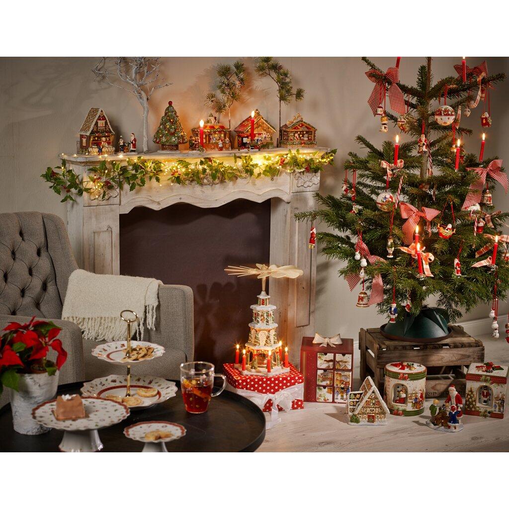 Lebkuchenhaus mit Spieluhr von Villeroy & Boch, festlich dekoriert inmitten einer weihnachtlichen Wohnszene mit Kamin, Weihnachtsbaum und festlicher Dekoration.