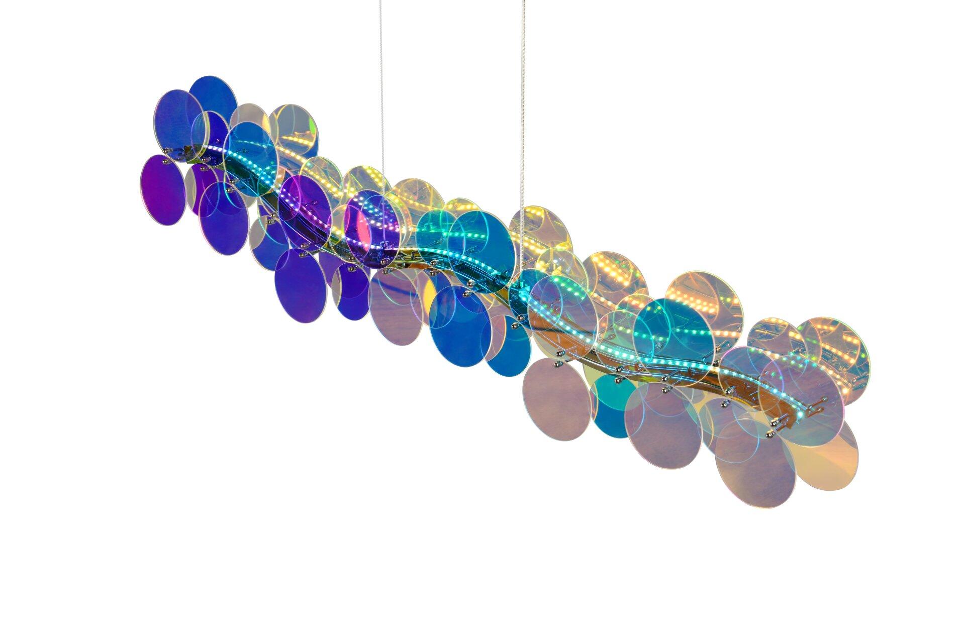 Pendelleuchte Pulse mit überlappenden, irisierenden Elementen in Blau-, Violett- und Lilatönen, die an filigranen, silberfarbenen Streben in geschwungener Form hängen und mit einem integrierten LED-Lichtband in hellem Weiß leuchten.