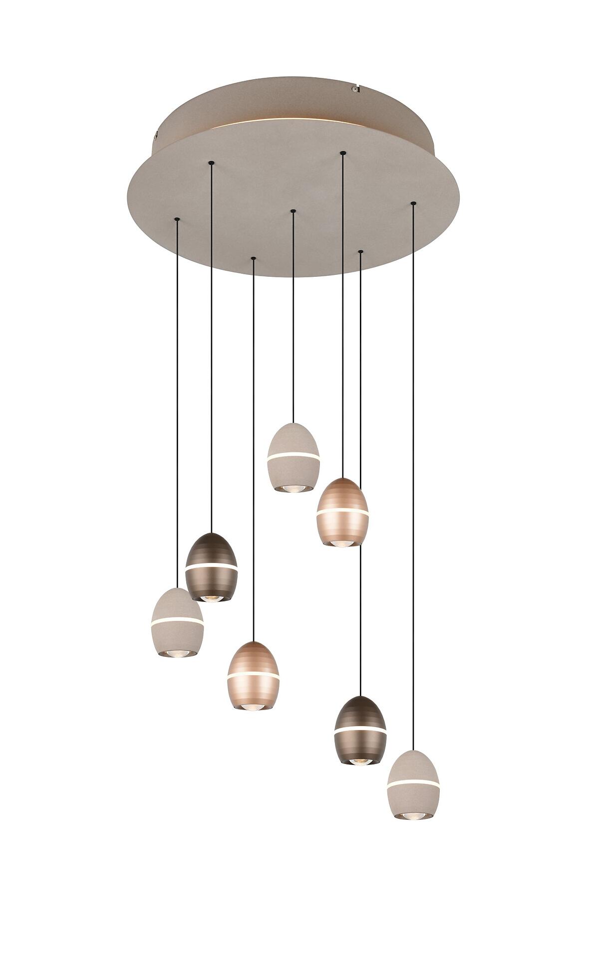 Pendelleuchte Bedford im Gegenlicht: Sieben schwarze Aufhängeketten mit halbkugelförmigen, zweifarbigen Lampenschirmen (beige/kupferfarben) an einer goldenen Deckenplatte.