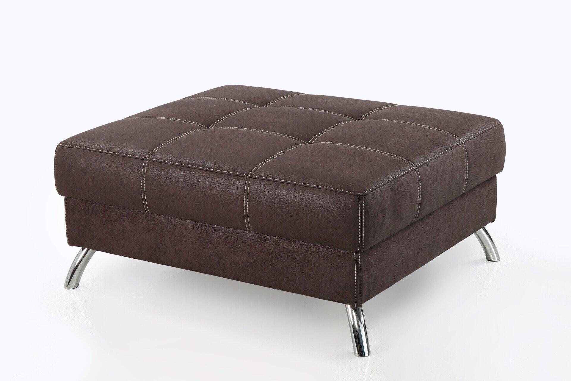Fußhocker San Francisco mit gesteppter Oberfläche im Rasterdesign und chromfarbenen Füßen.