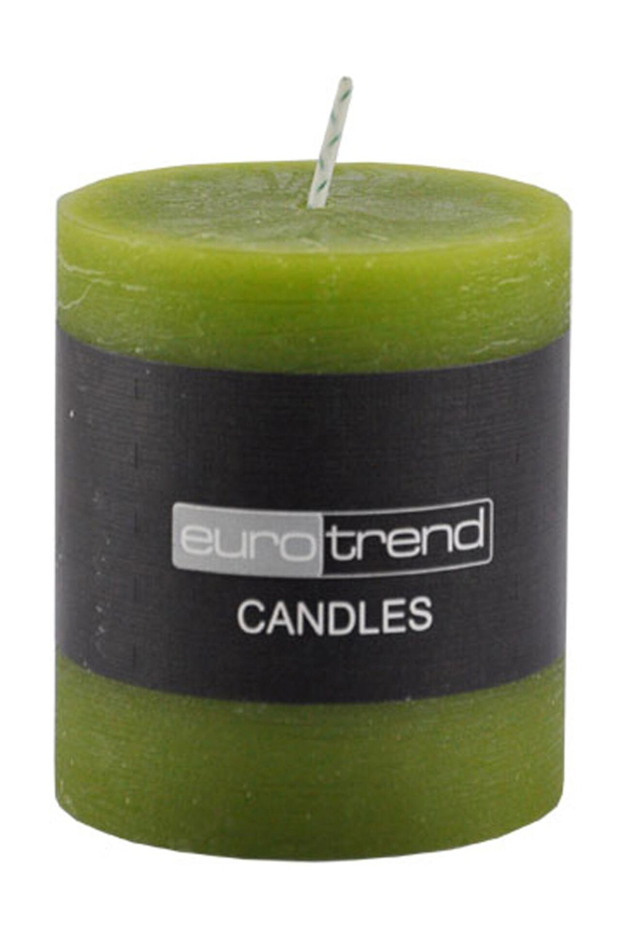 Grüne Stumpfkerze "Rusti" mit strukturierter Oberfläche, Docht und Schriftzug "CANDLES" und "euro trend" vor dunklem Hintergrund.
