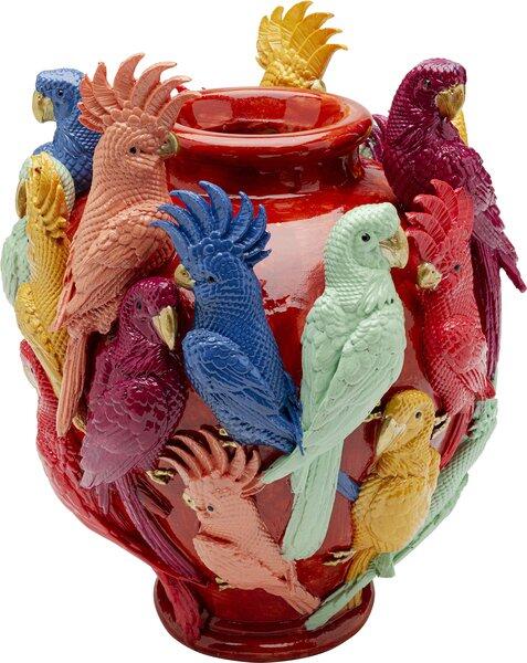 Rote Vase "Birds Gossip" mit handbemalten, detaillierten Papageien in verschiedenen Farben, dargestellt aus frontaler Perspektive.