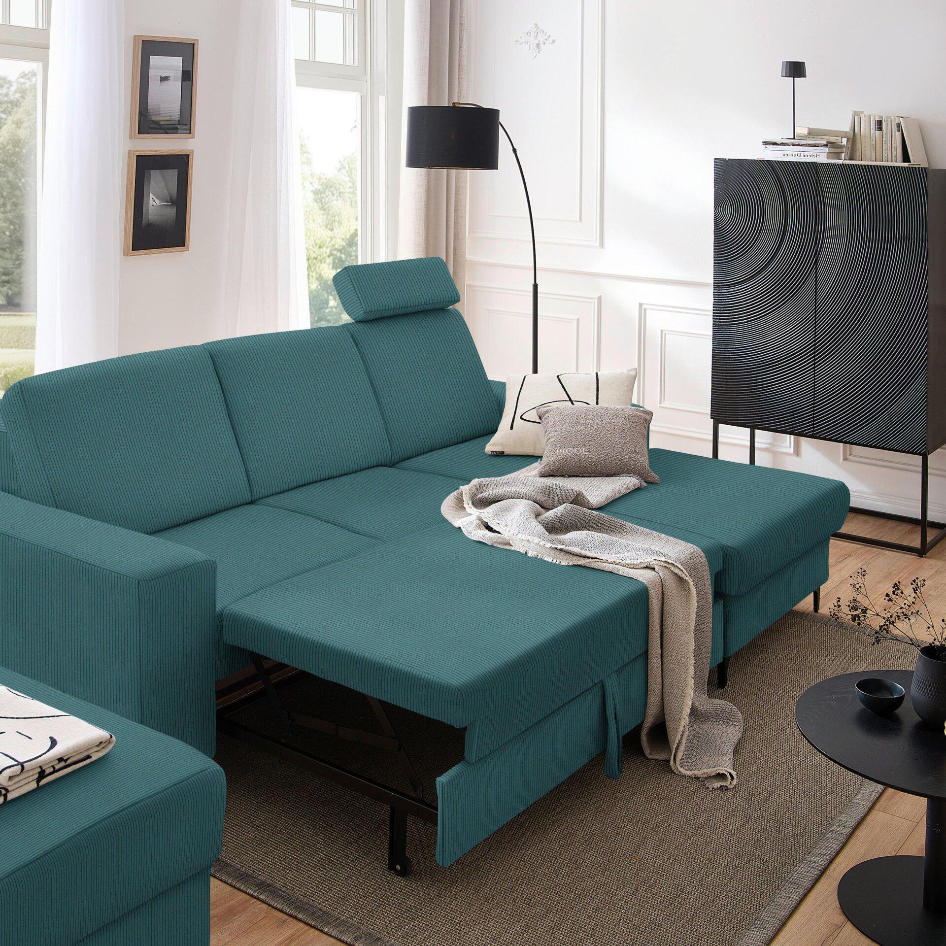 Dunkelgrünes Ecksofa Balina mit ausziehbaren Bettkasten und Winkelfüßen, dargestellt in Innenraumansicht mit Fokus auf die Schlaffunktion und moderne Formgebung.