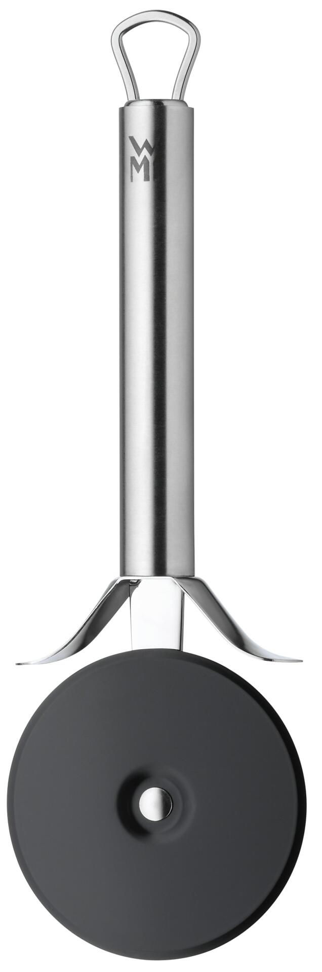 WMF Pizzaschneider Profi Plus, isoliert auf weißem Hintergrund, zeigt den langen, silbernen Griff mit schwarzem, kreisförmigen Messer und Ring.