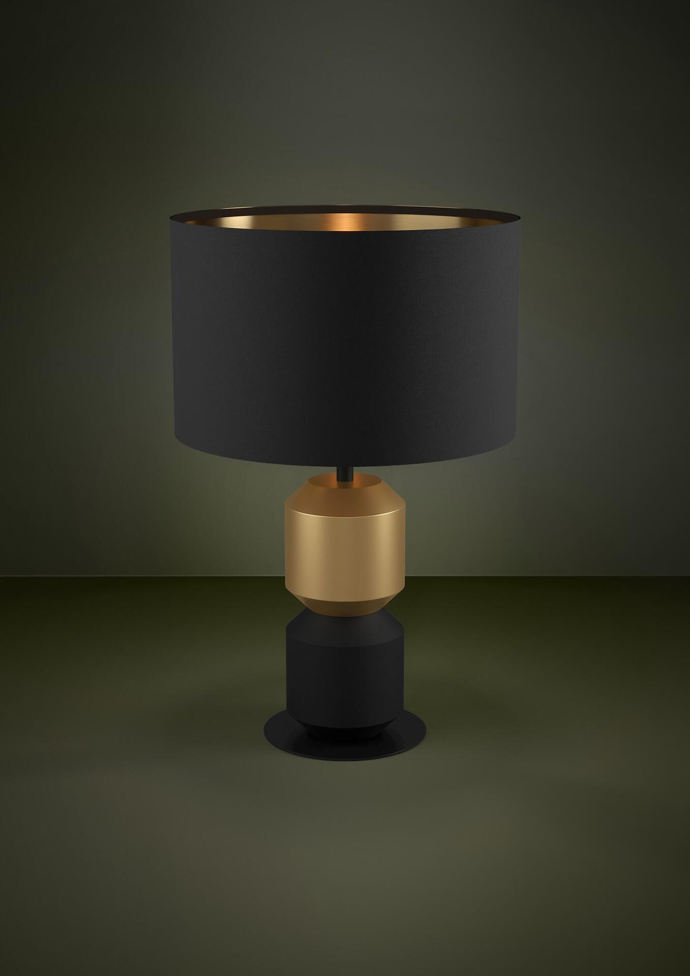 Tischleuchte Laurignano mit schwarzem Textilglas und goldenen Akzenten, frontal aufgenommen, zeigt den runden Sockel, das goldene Metall und den trichterförmigen Lampenschirm.