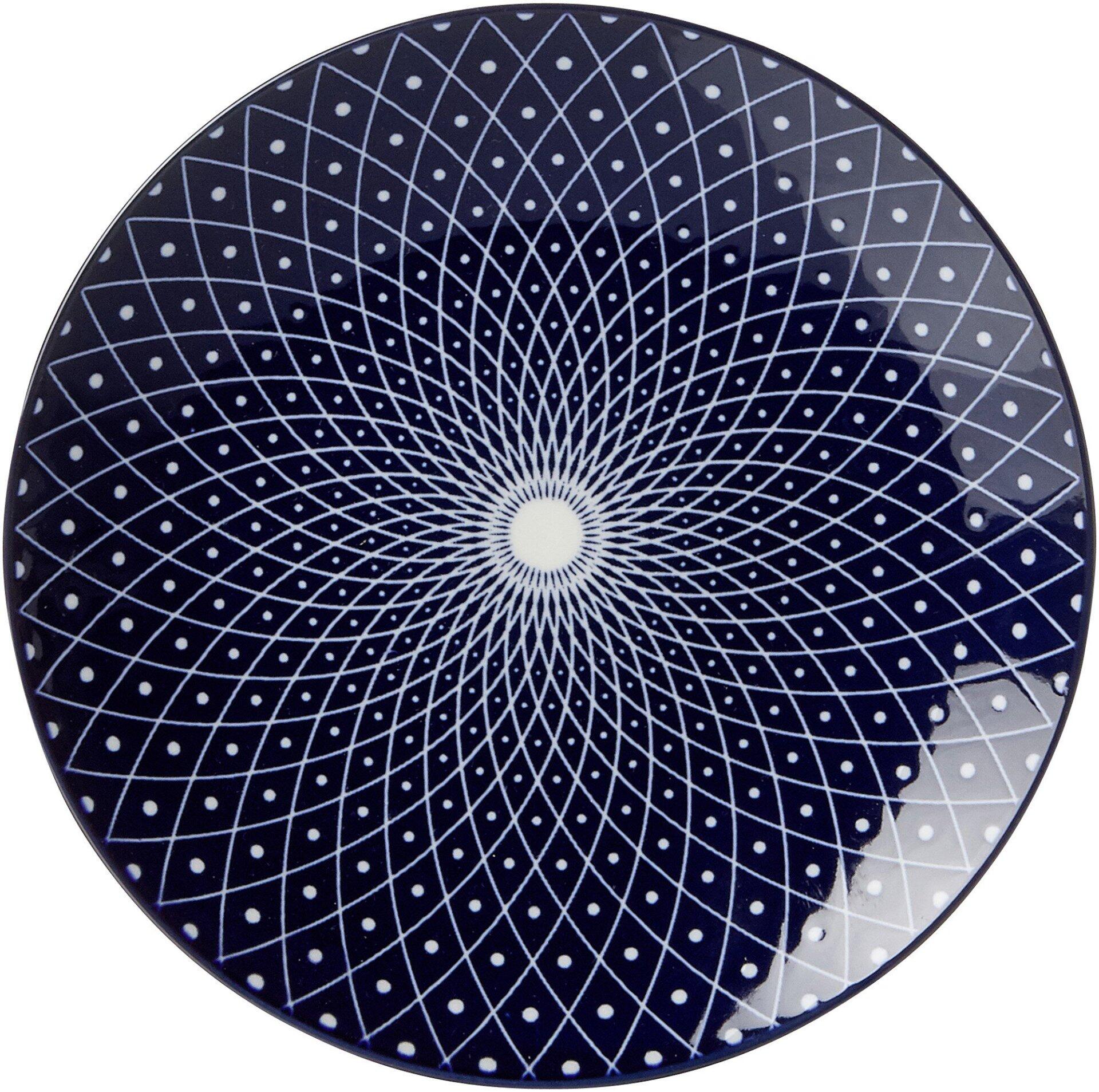 Dessertteller Reiko mit tiefblauem Hintergrund und elegantem, spiralförmigem geometrischen Muster aus weißen Linien und Punkten, Vogelperspektive.
