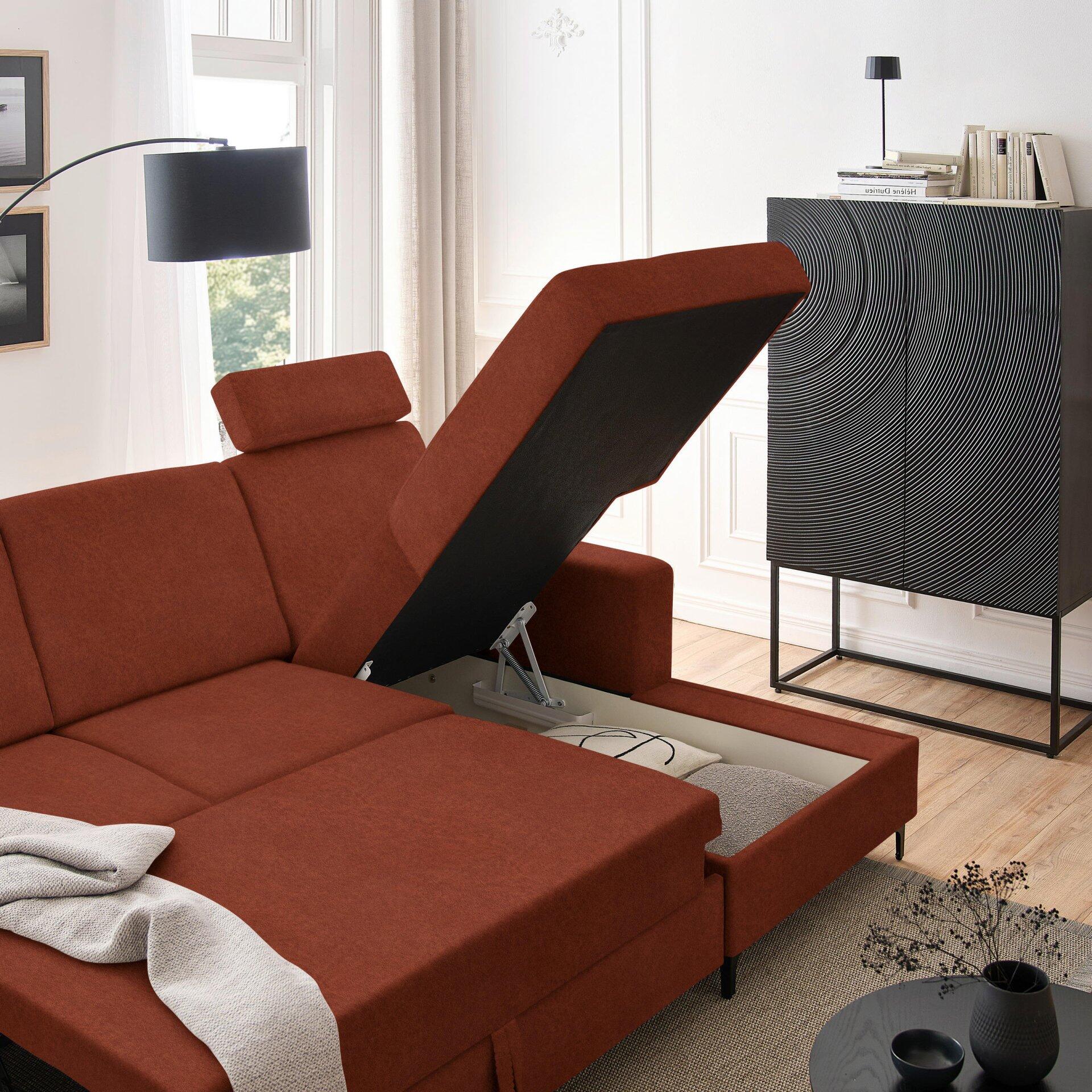 Balina Ecksofa mit ausgeklappter Schlaffunktion und Bettkasten, wobei die Gasfeder-Mechanik und der Innenraum mit Bettgestell sichtbar sind.