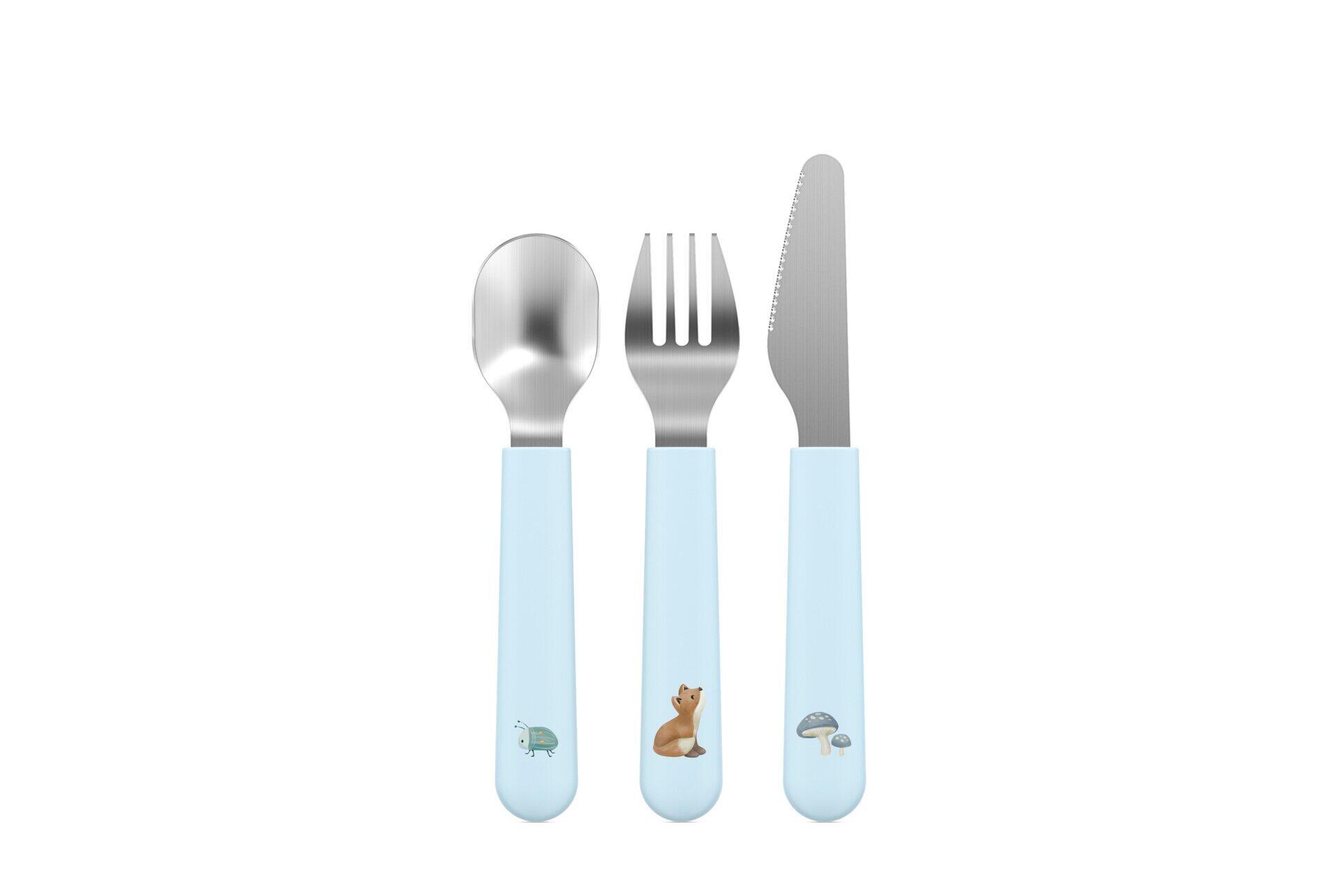 Mio Kinderbesteck aus Edelstahl mit blauen Kunststoffgriffen und kindgerechten Tier-Motiven: Löffel mit Frosch, Gabel mit Fuchs und Messer mit Pilz.