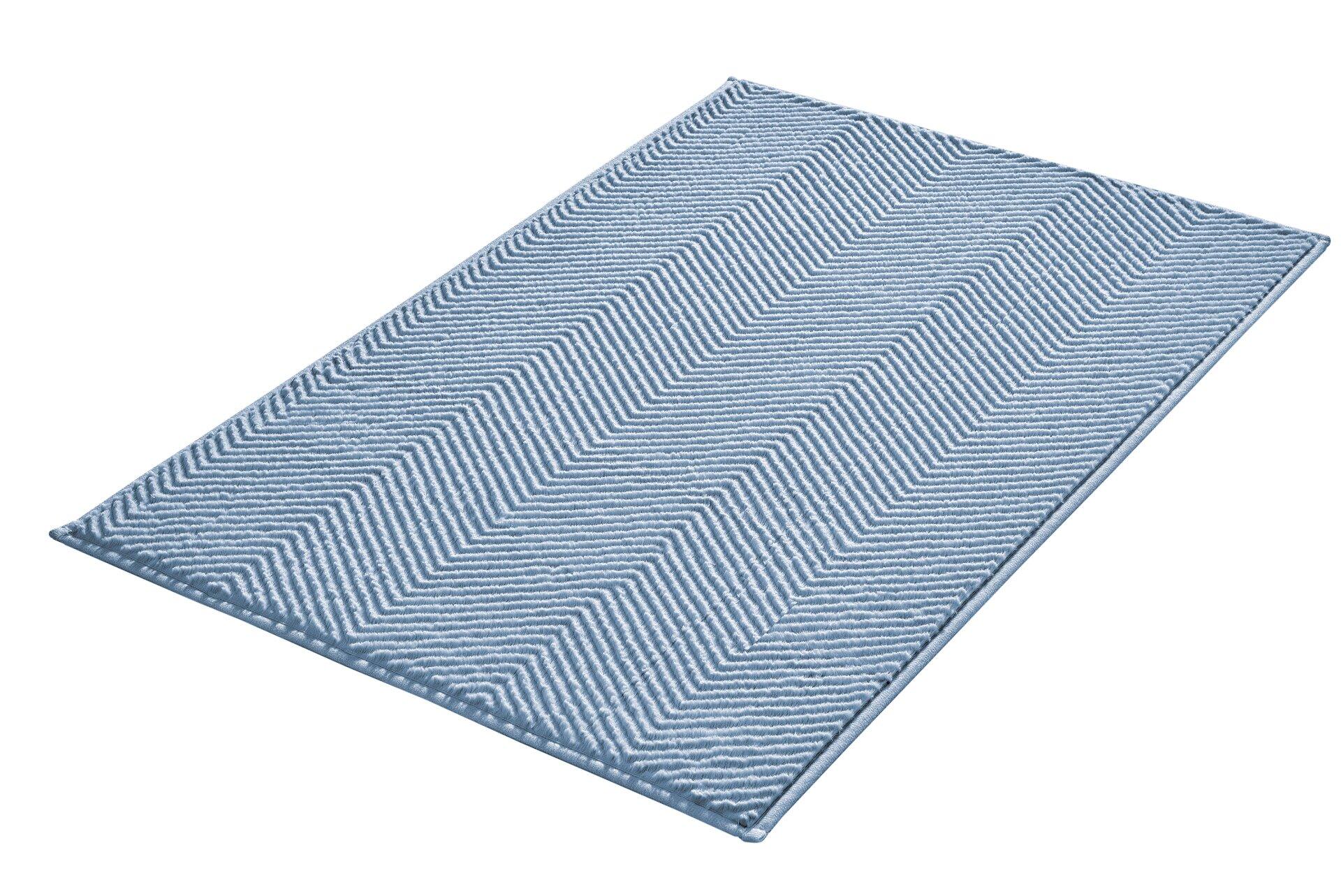 Hellblauer Badteppich "Zigzag" mit diagonalem Zickzackmuster aus der Vogelperspektive.