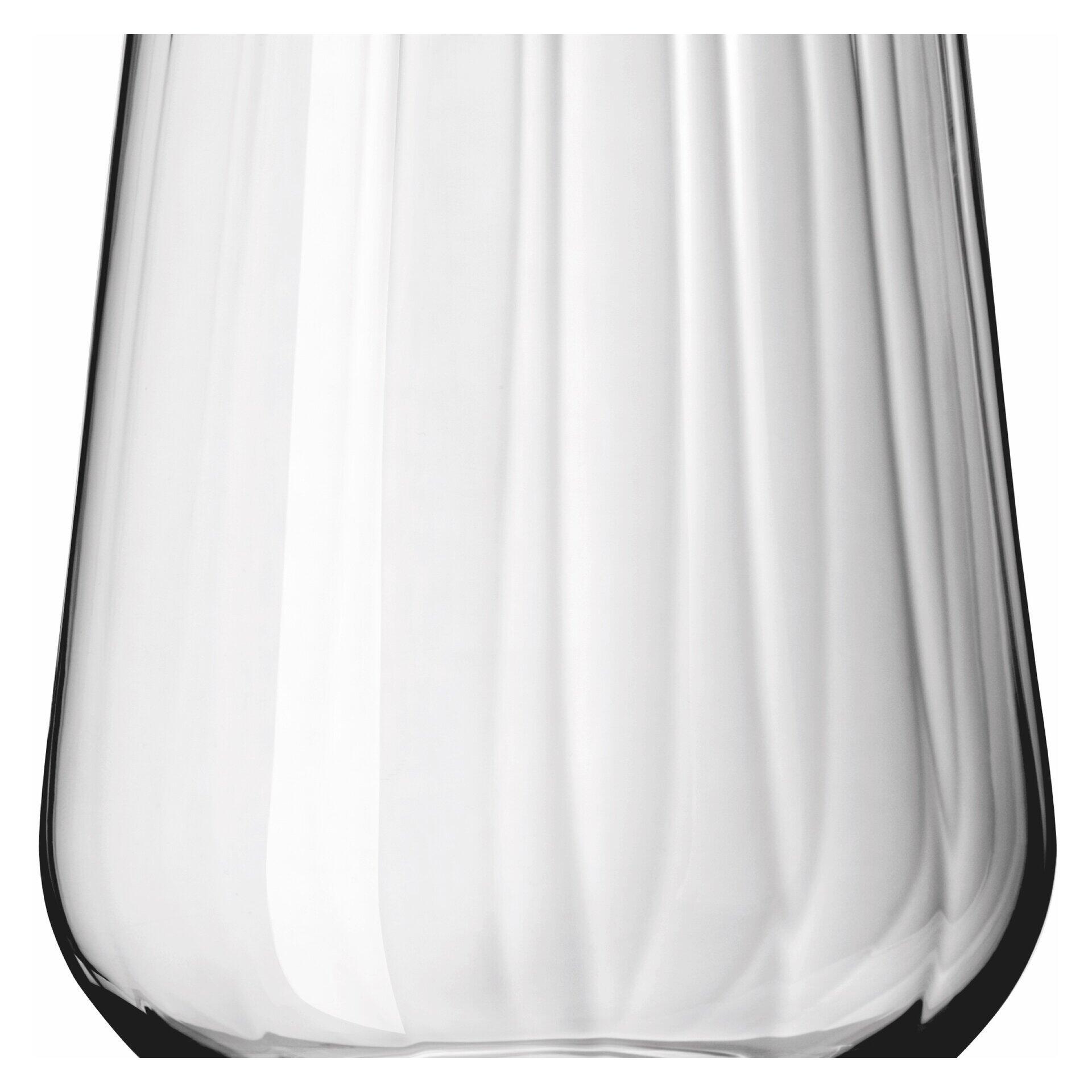 Gin-Tumbler-Set mit reliefierter, gewellter Oberfläche, Detailansicht aus leicht schräger Perspektive.