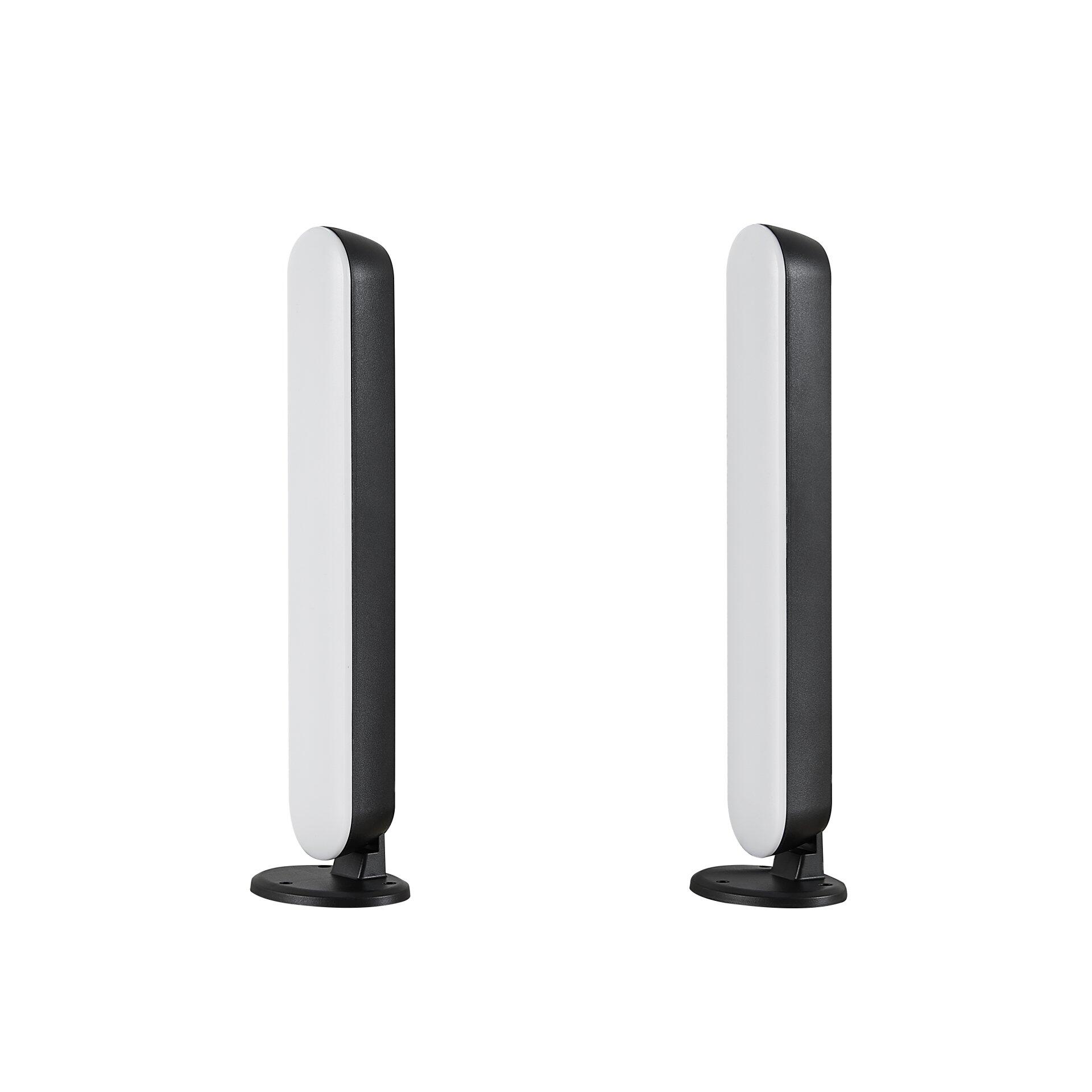 Tischleuchte Game mit flexiblem Schwanenhals für verstellbare Beleuchtung und minimalistischem Design in der Produktpräsentation.