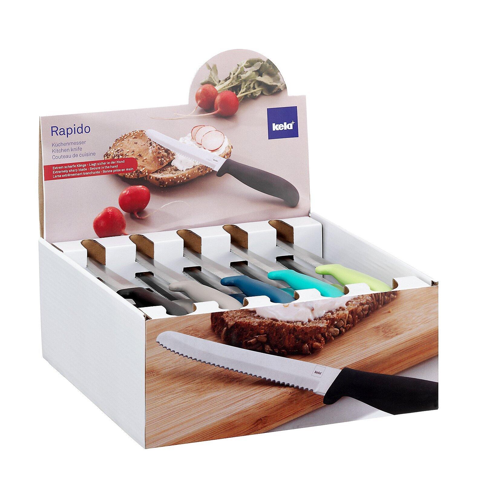 Küchenmesser Rapido von Kela auf rustikalem Holztisch, zeigt scharfe Klinge, ergonomischen Griff in dunkelblau und einer schrägen Frontalansicht.