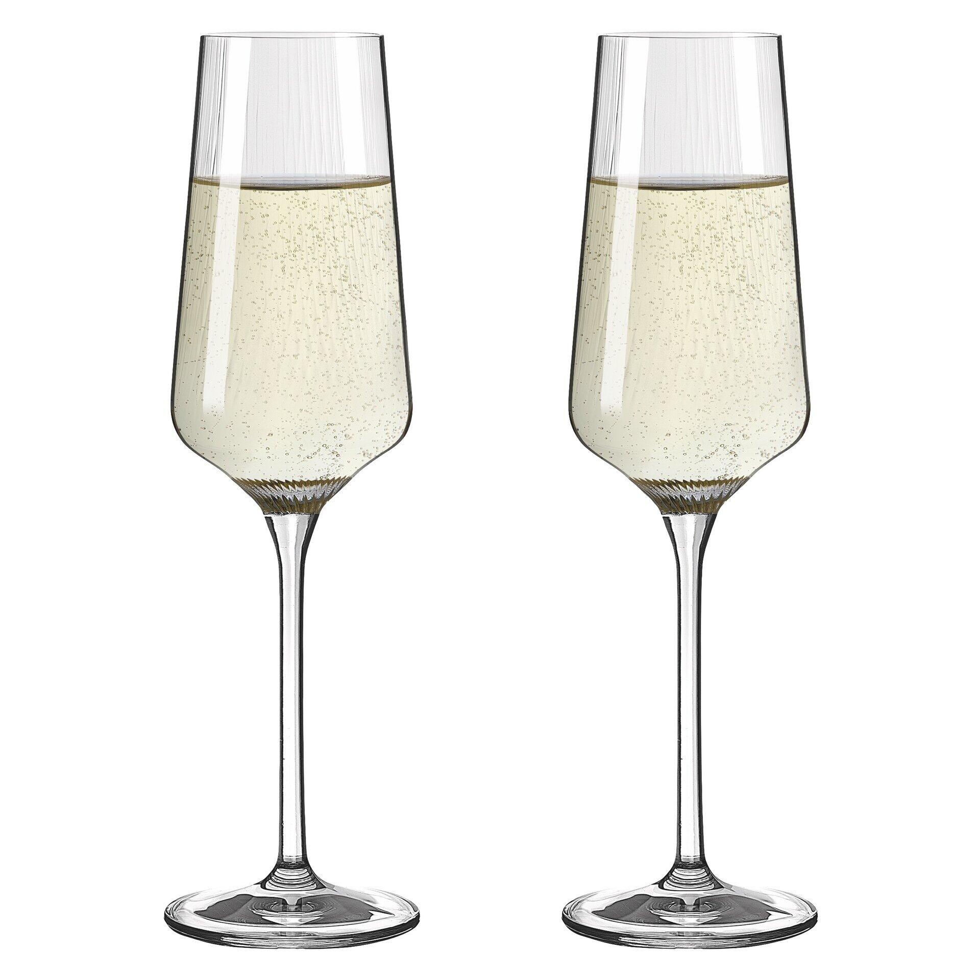 Zwei Champagnergläser mit langem, elegantem Stiel und konisch geformtem Kelch, gefüllt mit Schaumwein, in einer frontalen Ansicht.