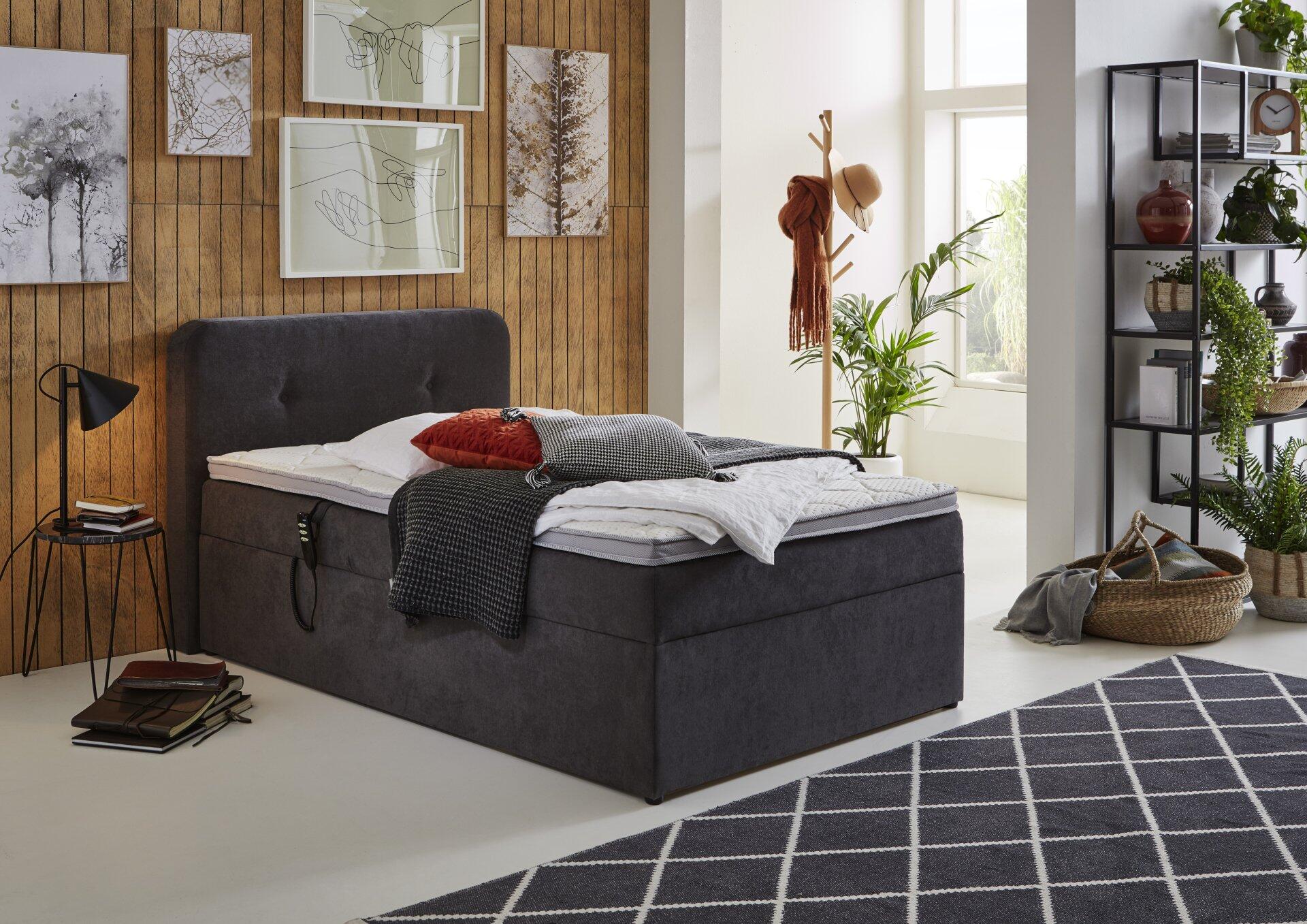 Boxspringbett Gabriola BX1880 im ¾-Profil mit hochgezogenem Kopfteil und offenliegendem Stauraum zur besseren Veranschaulichung der Aufbewahrungsfunktion.