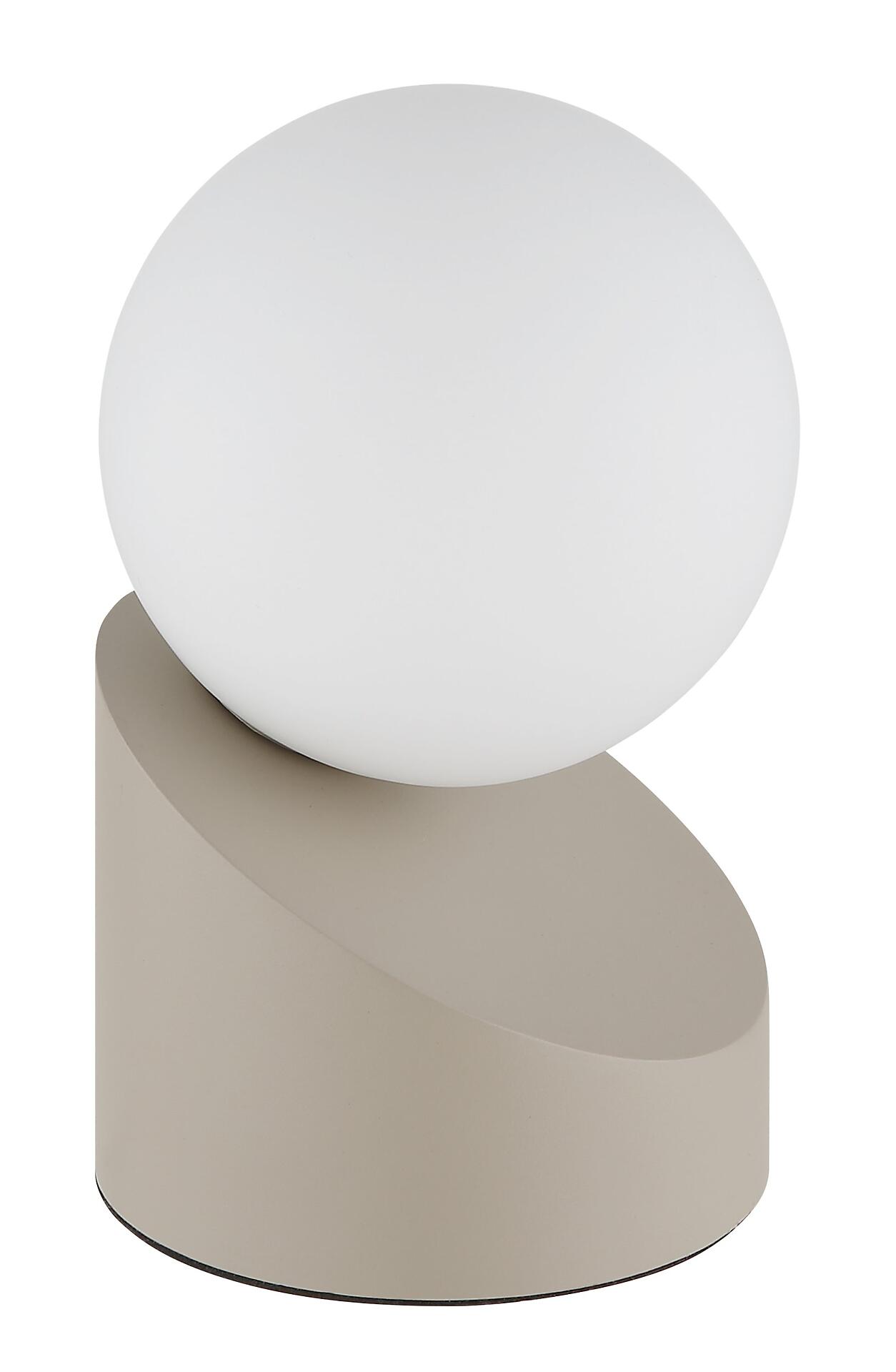 Moderne Tischleuchte ALISA mit weißer Glaskugel und silberfarbener, zylindrischer Basis aus der Vogelperspektive.