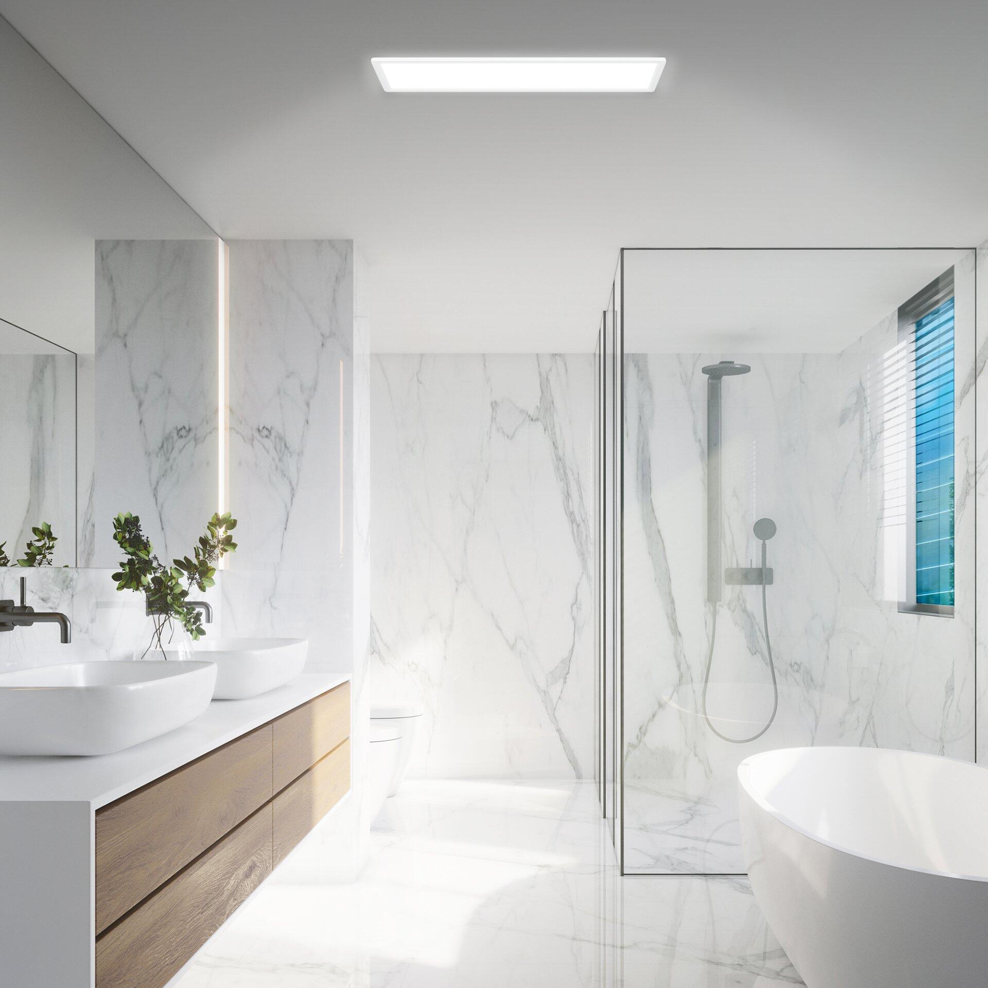 Panel, Move LED-Panel beleuchtet einen modernen Badezimmerbereich mit Marmorfliesen, Waschtisch-Möbeln und freistehender Badewanne.