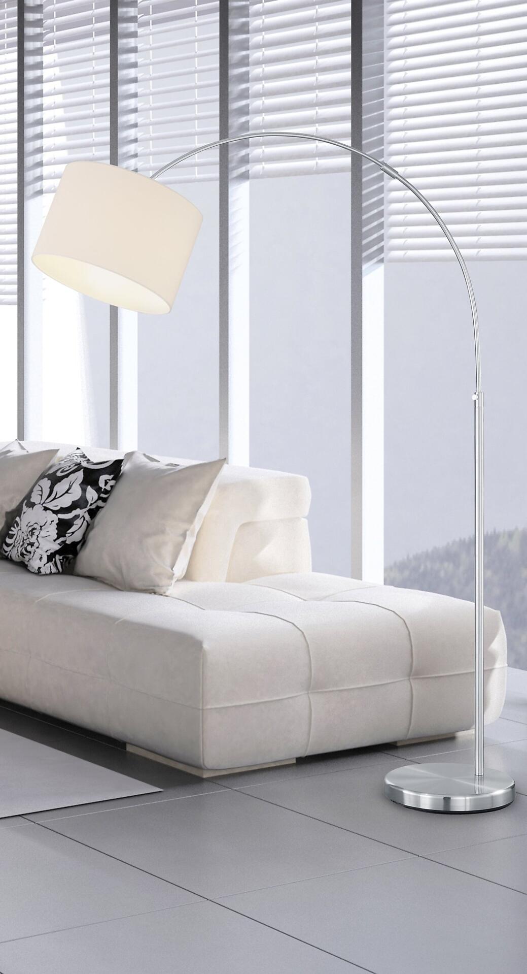 Stehleuchte mit gebogenem Arm und verstellbarer Höhe vor einem weißen Sofa.
