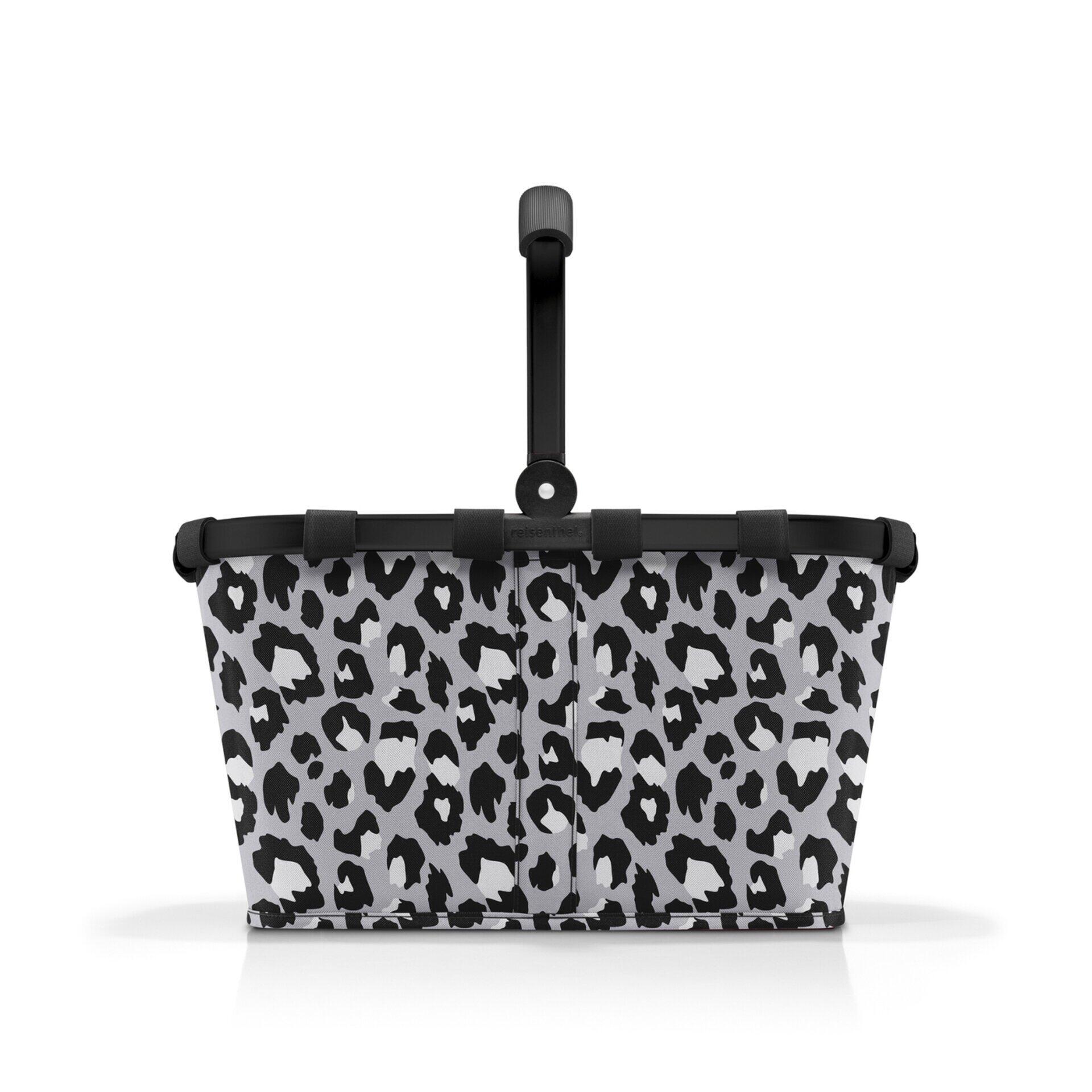 Geflochtener Carrybag Korb mit Leopardenmuster, schwarzer Tragestange und ergonomischem Griff vor weißem Hintergrund.