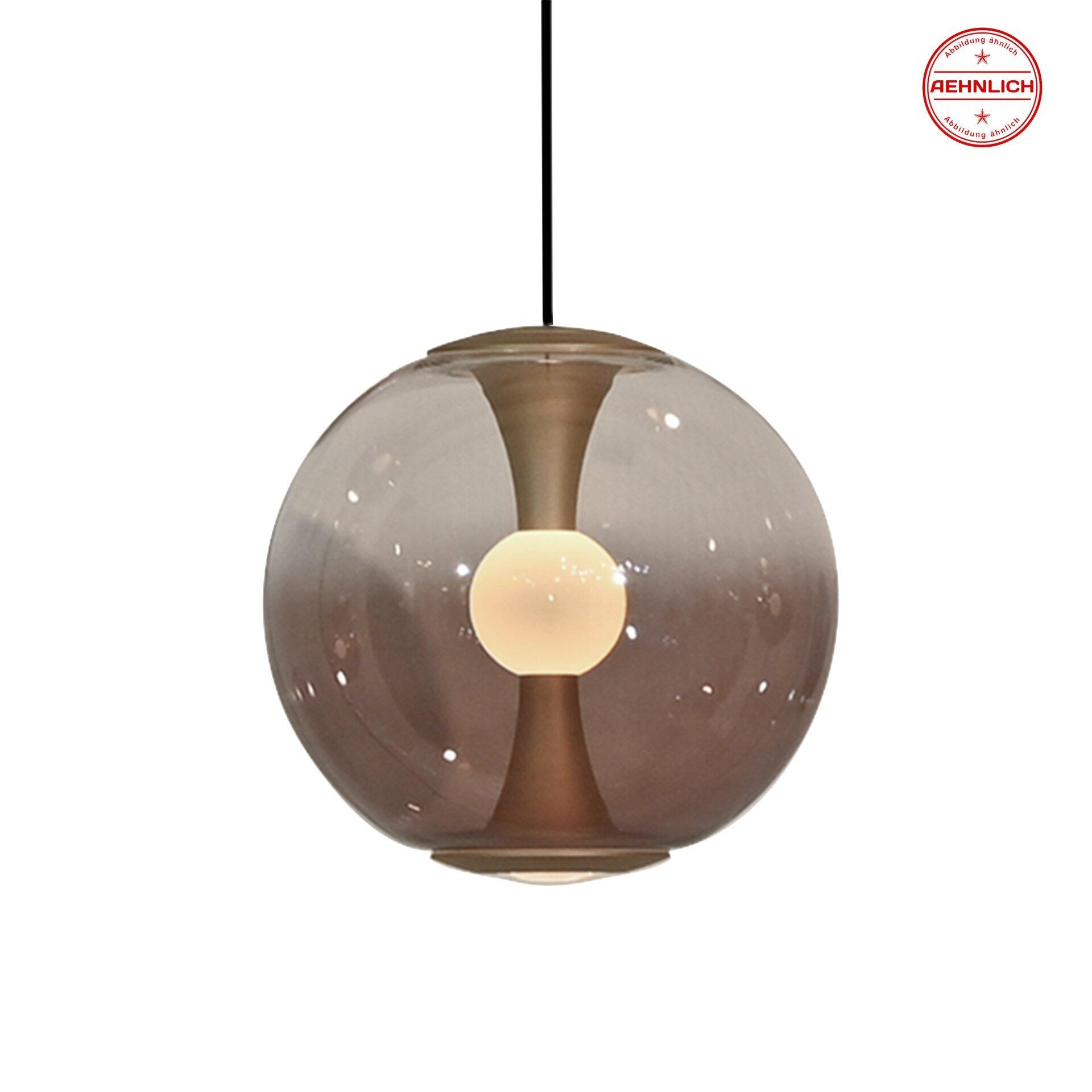 Pendelleuchte Base, Pure Base-Glow, zeigt eine kugelförmige Leuchte aus braun und goldenen Halbkugeln mit Sternenmuster-Löchern, die ein interessantes Licht- und Schattenmuster erzeugt.