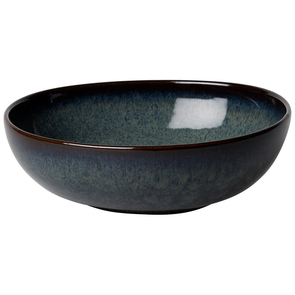 Detailaufnahme der Bowl Lave gris von Villeroy & Boch mit ihrer organischen, rundlichen Form und der reaktiven Farbglasur in einem Farbverlauf von Dunkelblau über Grün bis Schwarz.