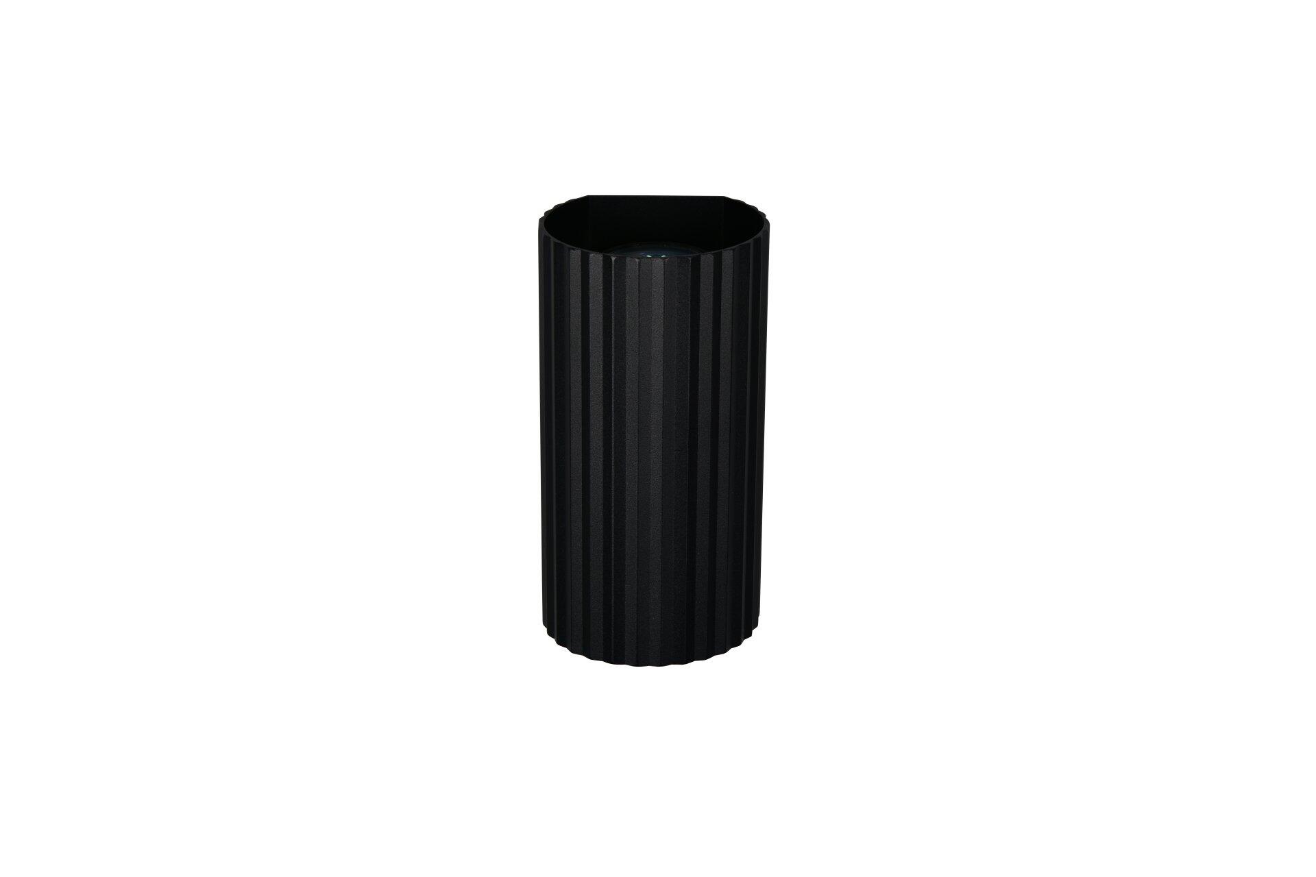 Schwarze, zylindrische Wandleuchte Soka mit vertikal geriffelter Oberfläche und schlanker Form.