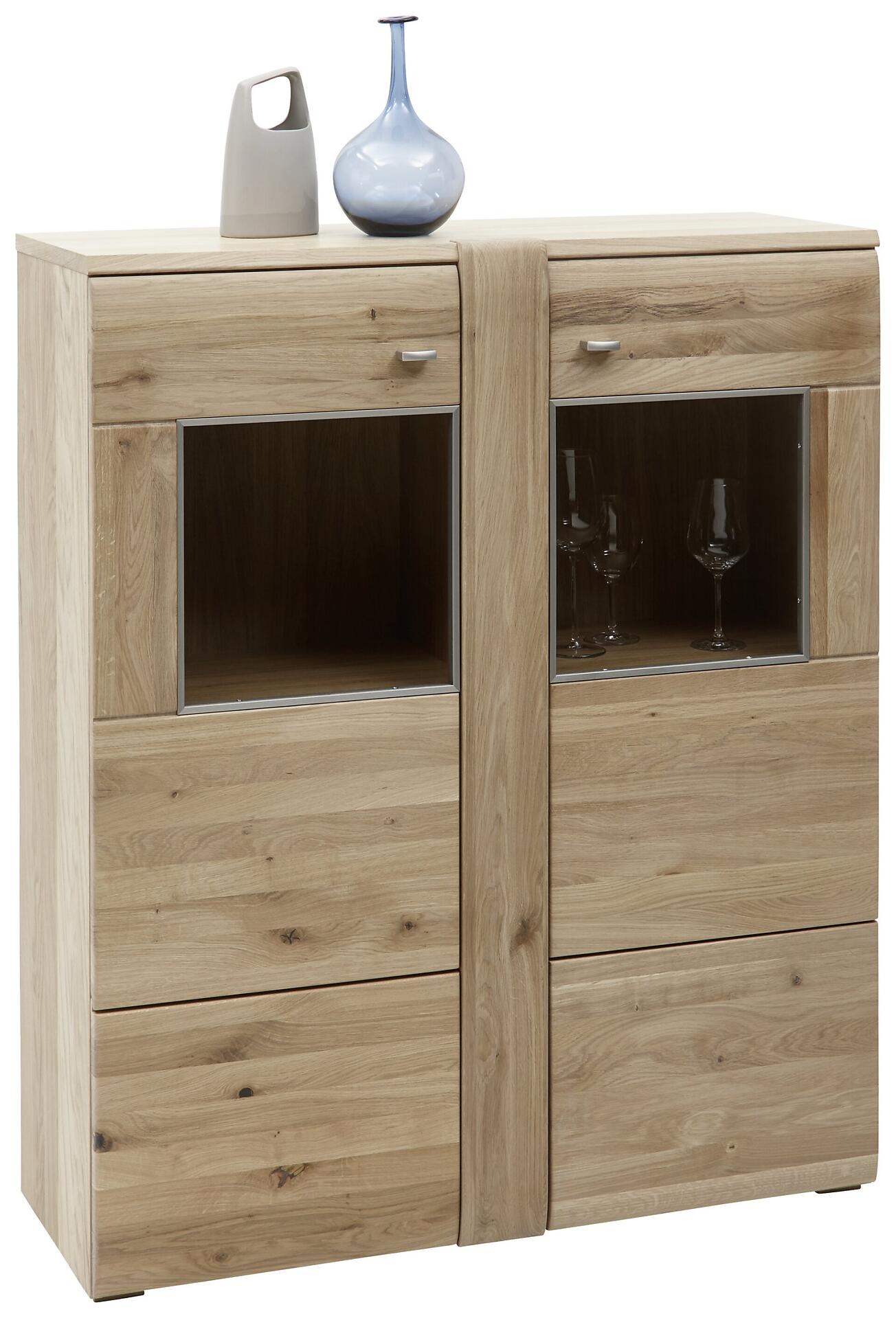 Vitrine Colorado mit zwei Glastüren, zwei Schubladen und Konstruktionsböden, frontal aufgenommen mit Details der griffosen Schubladen und der abgesetzten Weingläser.