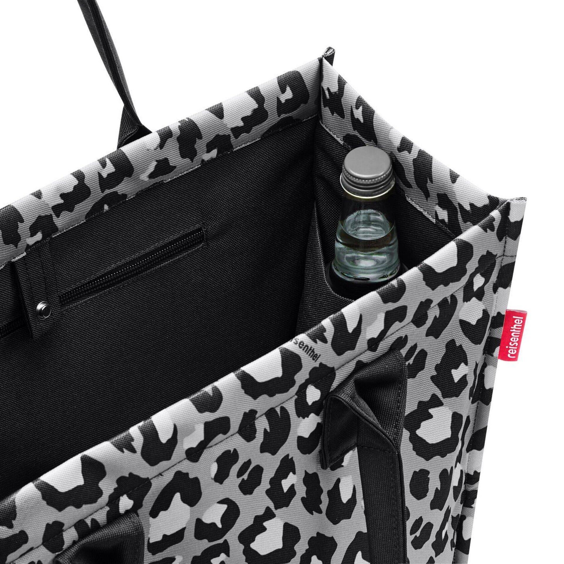 Reisenthel Daily Shopper Einkaufstasche mit Leopardenmuster, Vogelansicht mit Reißverschluss und Wasserglas zur Größenveranschaulichung.