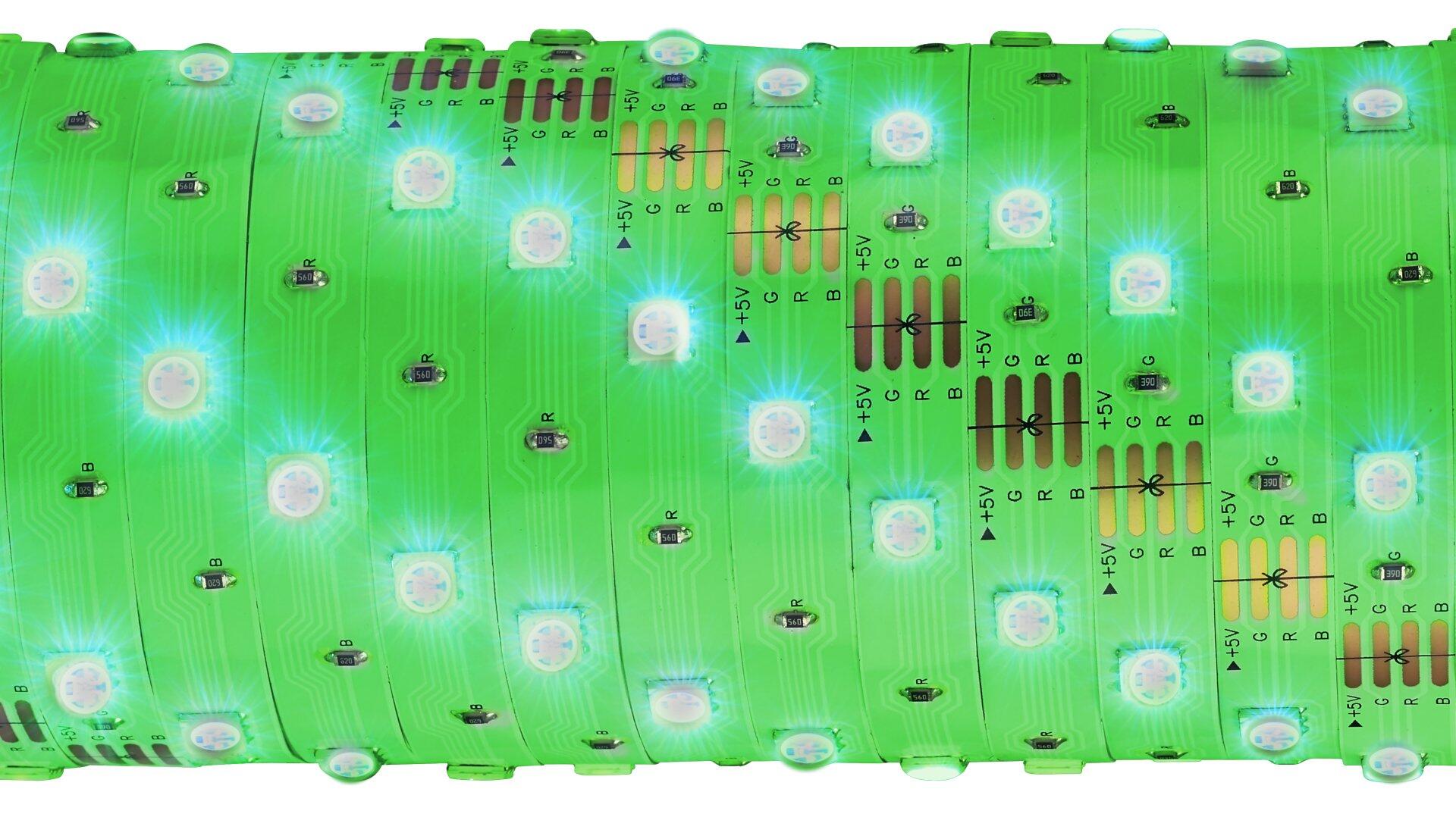 Nahaufnahme einer BRILO LED-Band Platine mit SMD-LEDs in Rot, Grün und Blau, die verschiedene Farbkanäle und eine +5V Spannungsversorgung zeigen.