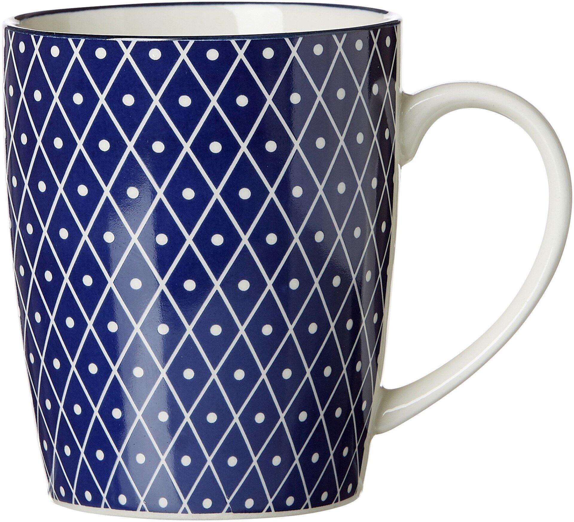 Kaffeebecher Reiko in tiefblau mit weißem Punktmuster und gebogenem Henkel, dargestellt in einer Dreiviertelperspektive.