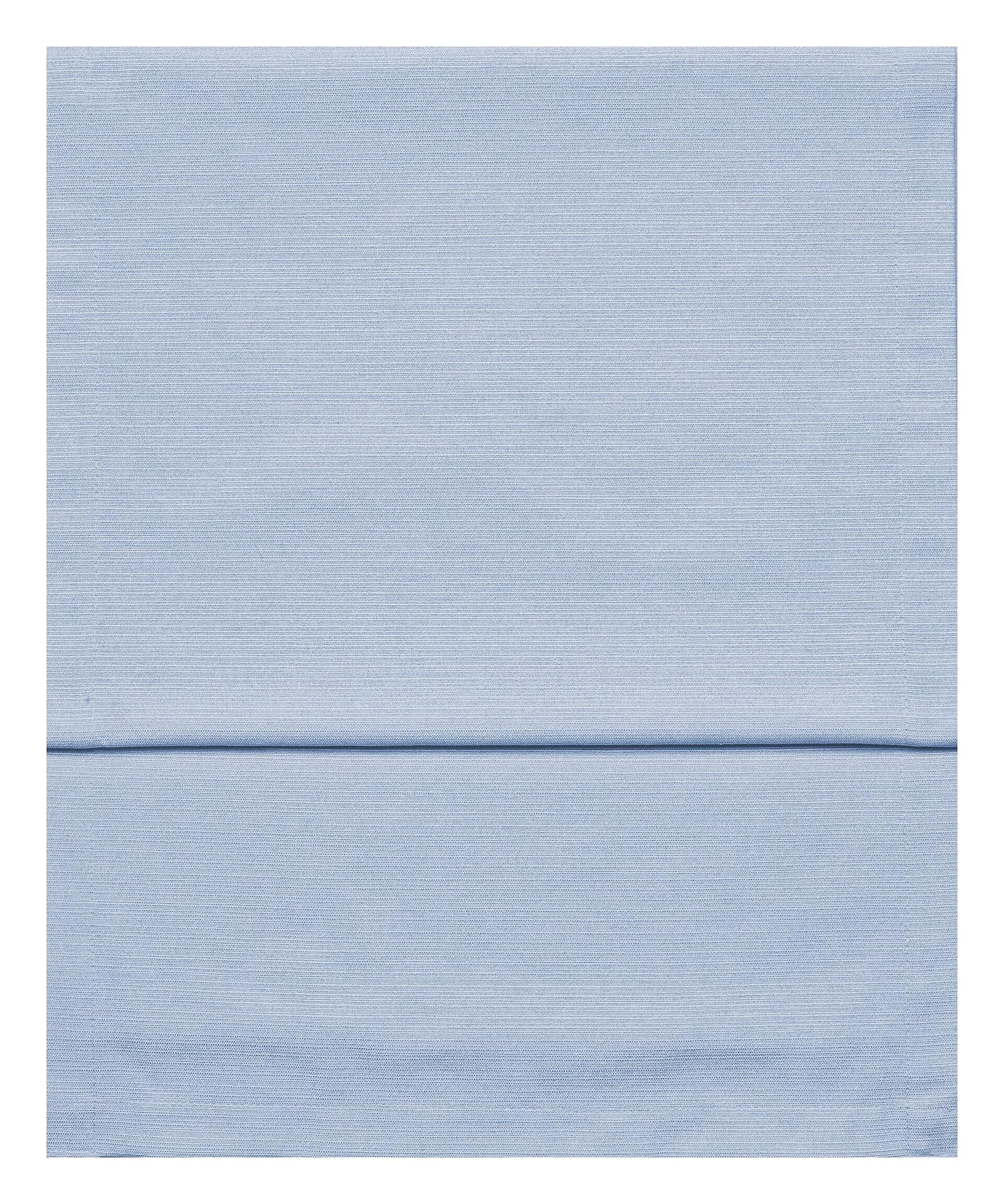 Hellblaues Tischläufer Fino mit Strukturstreifen, aus Baumwolle und Polyester, zeigt die Textur und eine deutliche Falte im oberen Bereich.