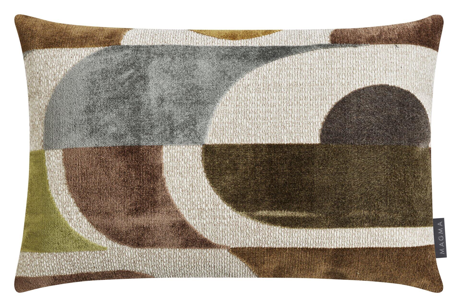 Kissenhülle Baccara: Nahaufnahme eines rechteckigen Kissens mit abstraktem geometrischem Muster in Beige, Olivgrün, Dunkelbraun und Creme.