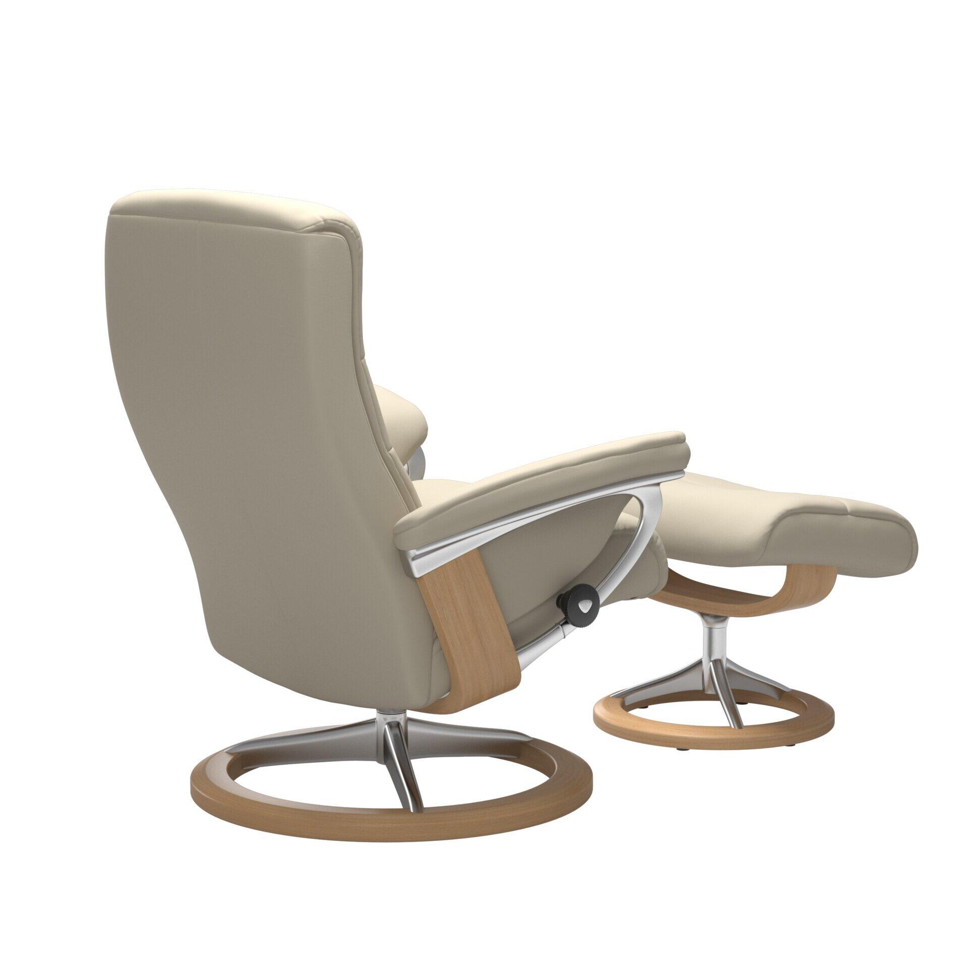 Relaxsessel Nordic in hellbeige mit verstellbarer Rückenlehne und Fußhocker, Detailansicht von der Seite mit Kippmechanismus zur Neigung der Rückenlehne.