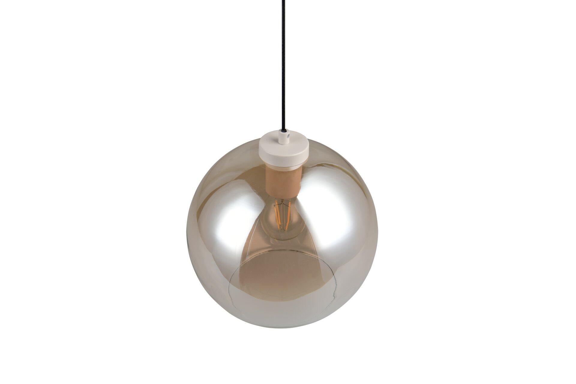Pendelleuchte Liora mit silberner Kugelform, Edison-Glühbirne und Holzsockel vor weißem Hintergrund.