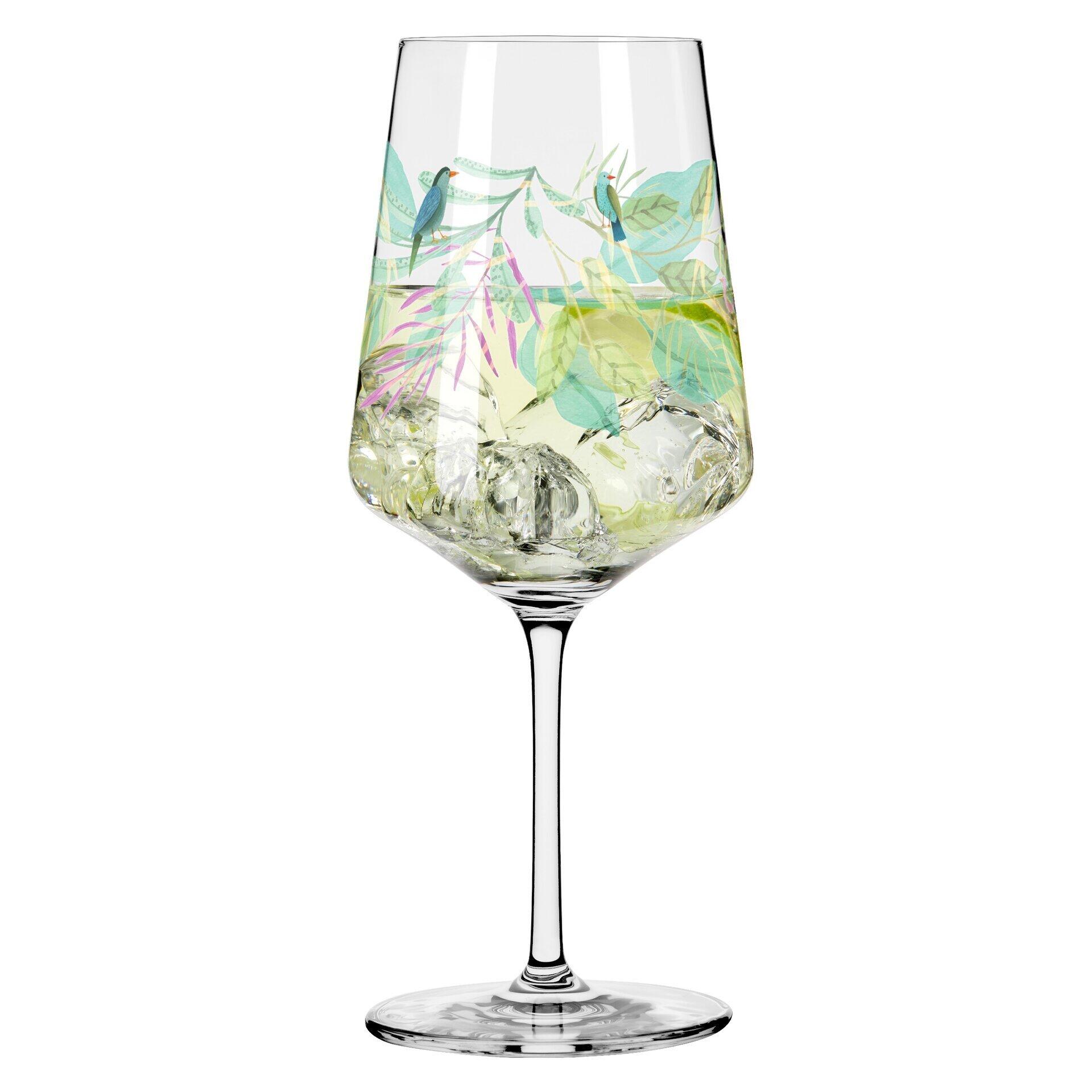 Aperitifglas mit floralem Dekor aus Blättern und Vögeln, gefüllt mit Eiswürfeln, in Frontalperspektive.