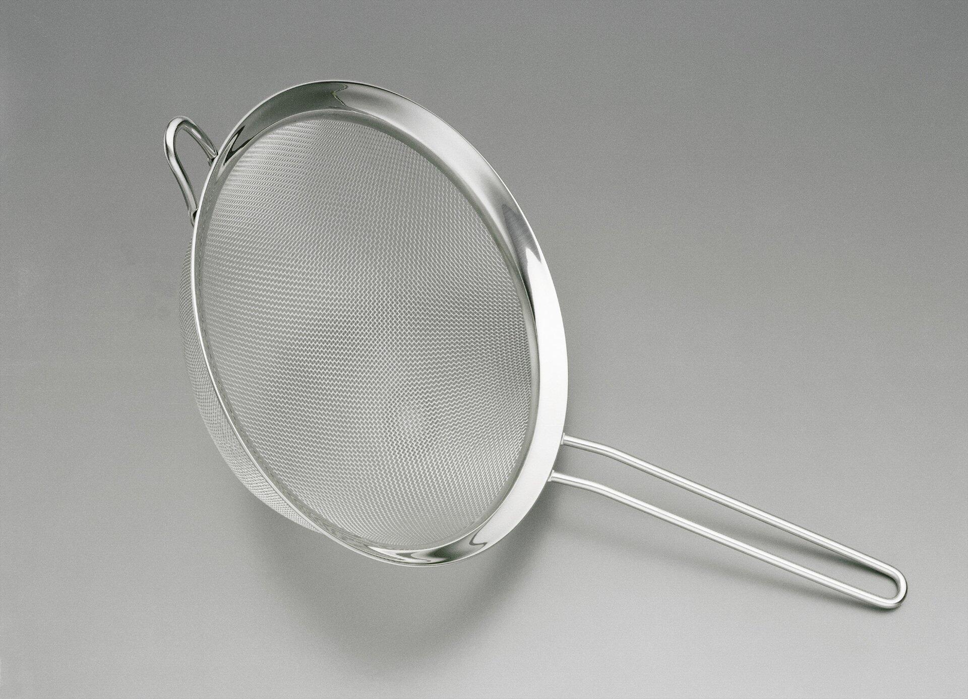 Sieb 20 cm, Profiline, aus Edelstahl mit zwei gebogenen Griffen, leicht geneigt zur besseren Darstellung der feinmaschigen Siebfläche.