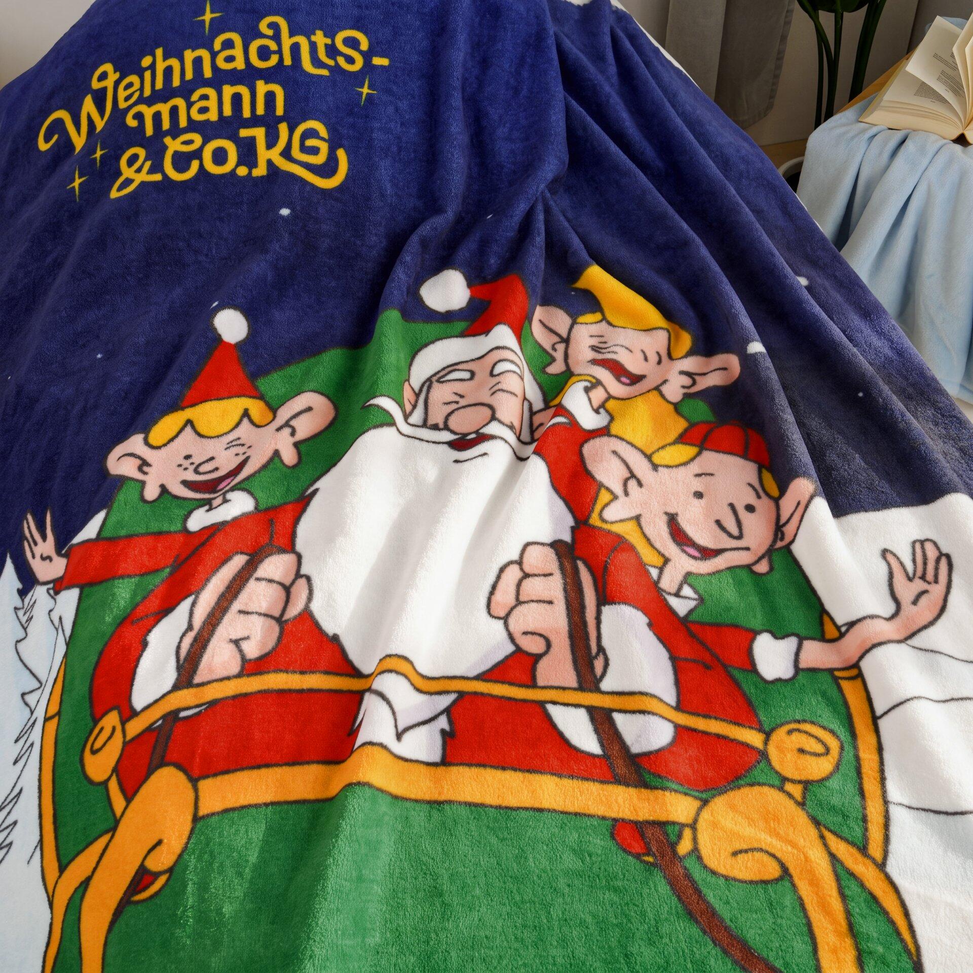 Festliches Weihnachts-Plaid mit Schlitten, Weihnachtsmann und schneebedeckter Landschaft auf dunkelblauem Grund mit Sternen.