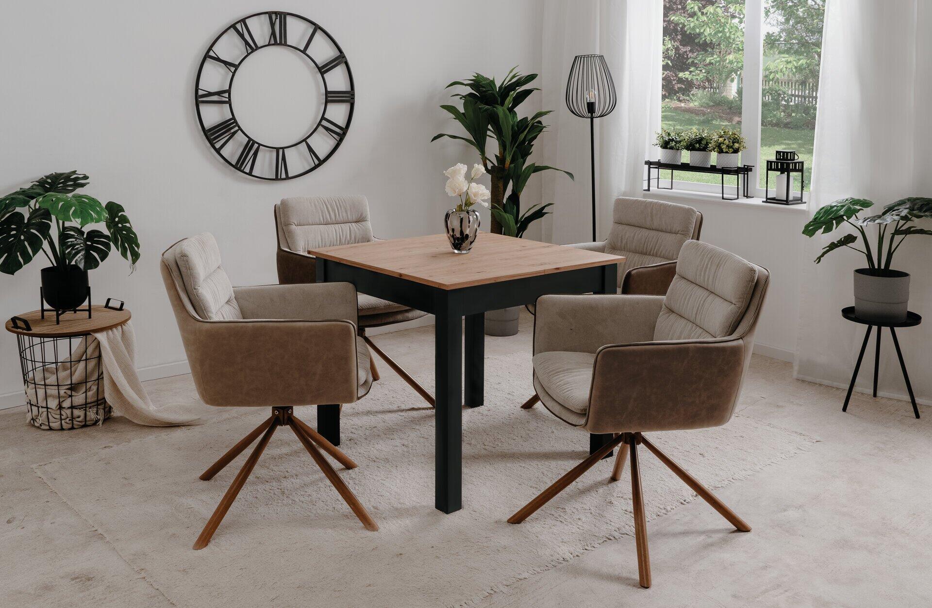 Auszugstisch Coburg 80 mit vier Drehsesseln in einem hellen Wohnzimmer, der die Flexibilität des ausziehbaren Tisches (von 80 auf 120 cm) demonstriert.