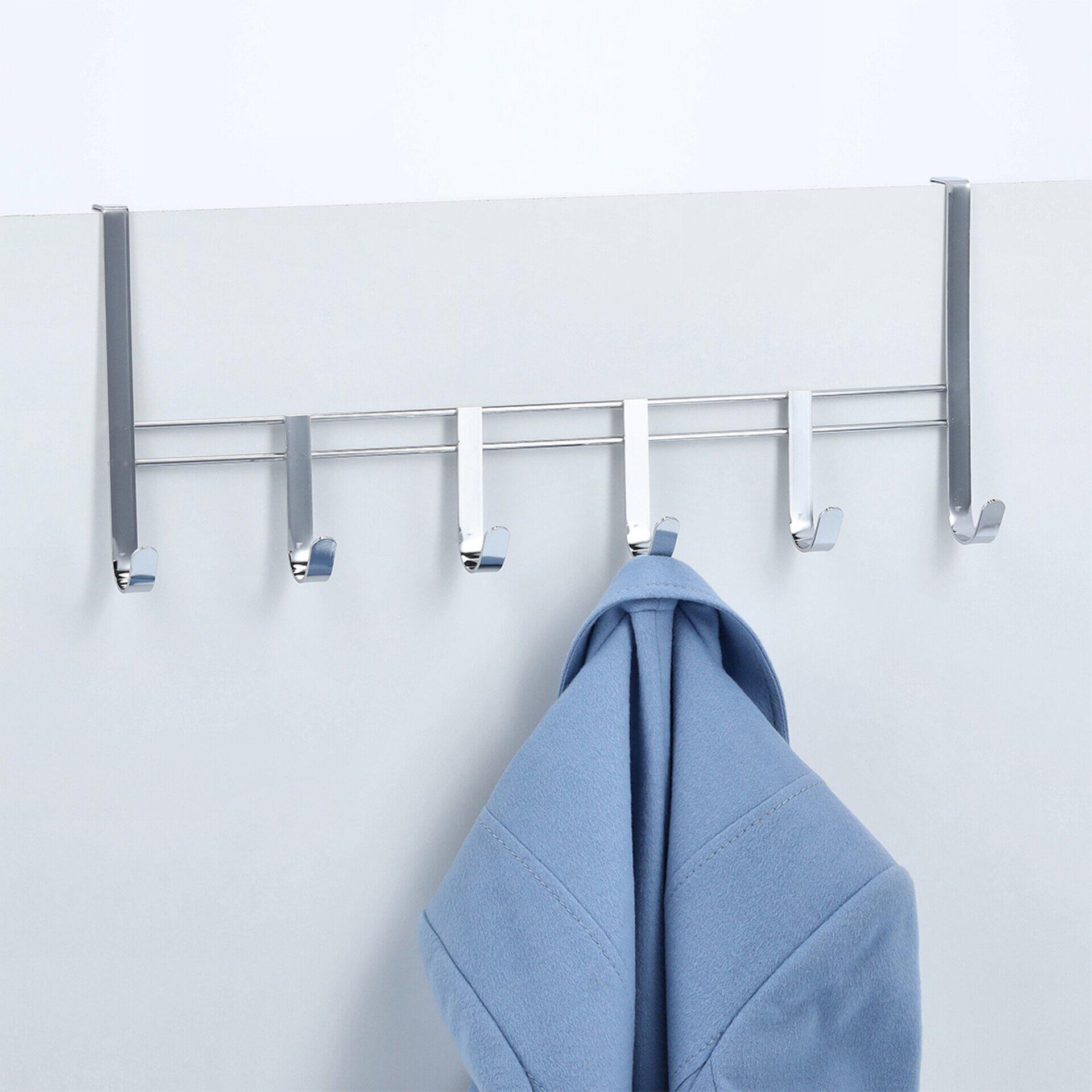 Silberfarbener Türhänger mit sechs gebogenen Kleiderhaken, schräg von rechts dargestellt, mit einer blauen Jacke an einem Haken.
