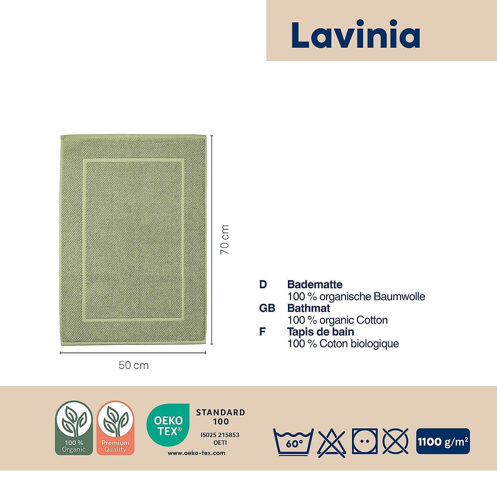 Heller, rechteckiger Badvorleger Lavinia aus organischer Baumwolle mit Pflegehinweisen und Gütesiegeln auf weißem Hintergrund, Maße 50x70cm.