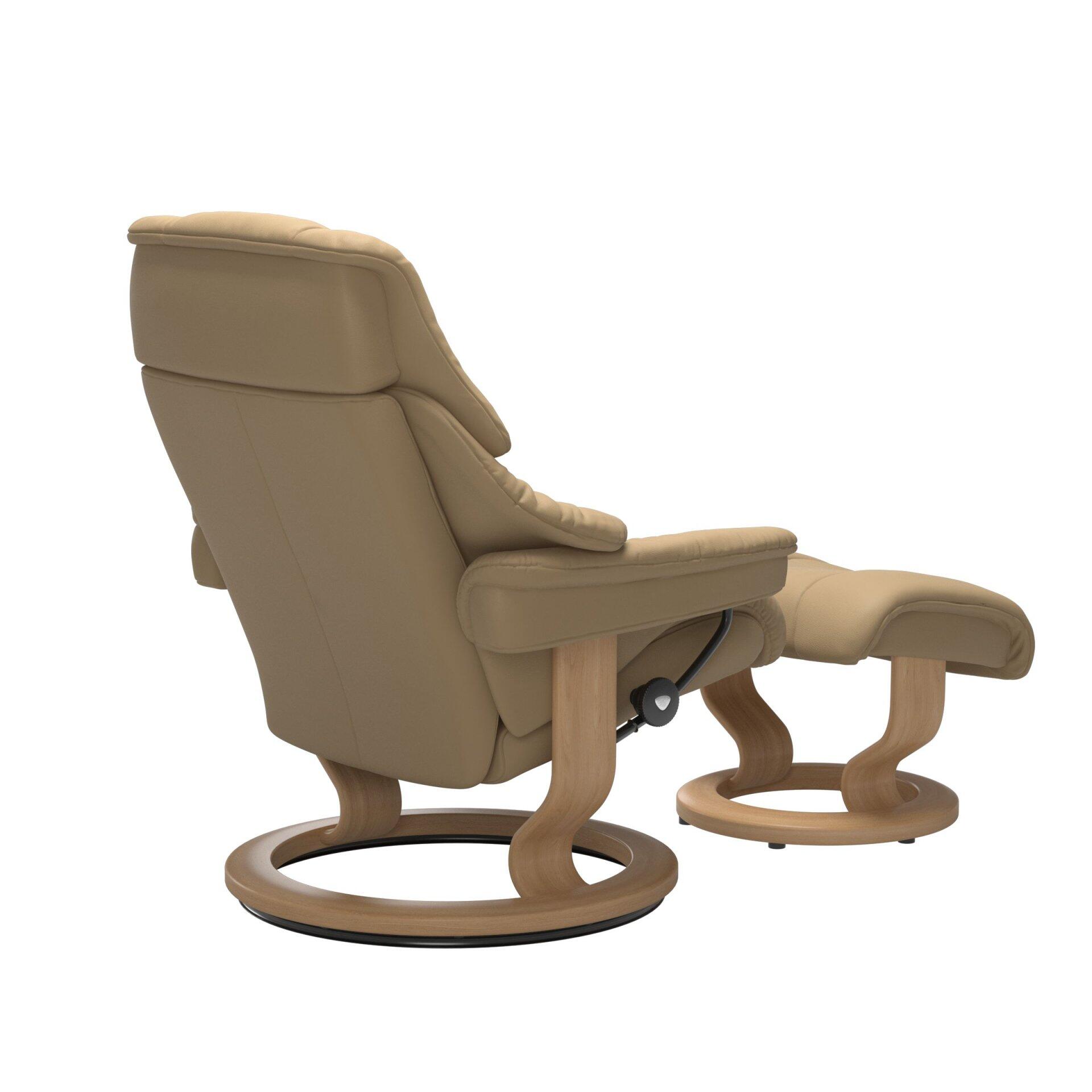 Relaxsessel Reno in Beige mit Fußhocker, aus der Seitenperspektive, zeigt die verstellbare Kopfstütze und die Relaxfunktion mit verstellbarem Bein.