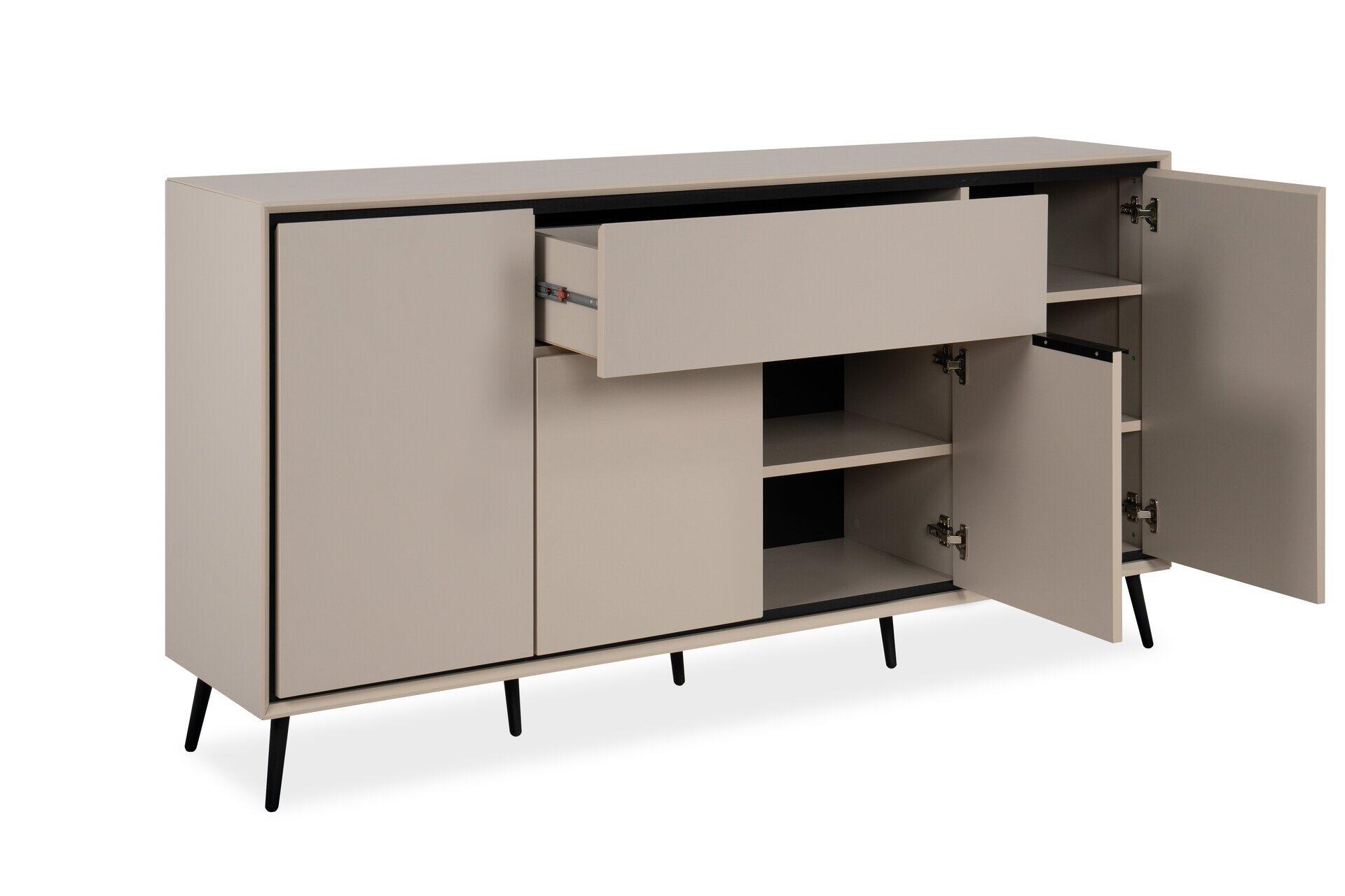 Geöffnetes Sideboard Arona 51B mit grauer Oberfläche, schwarzem Rahmen, drei geöffneten Türen, Innenraum mit Regalböden und Schublade sowie schmalen, konischen Füßen.