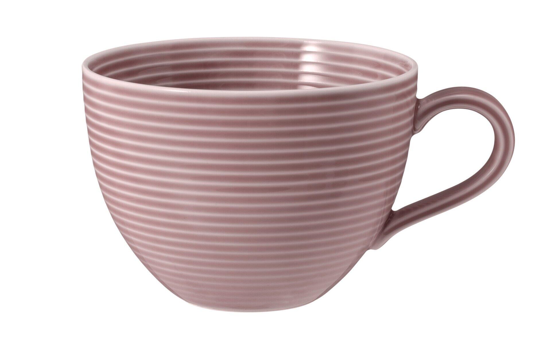 Milchkaffeeobertasse Beat mit altrosa Reliefmuster und elegantem, gebogenem Henkel, dargestellt aus einer erhöhten Dreiviertelansicht.