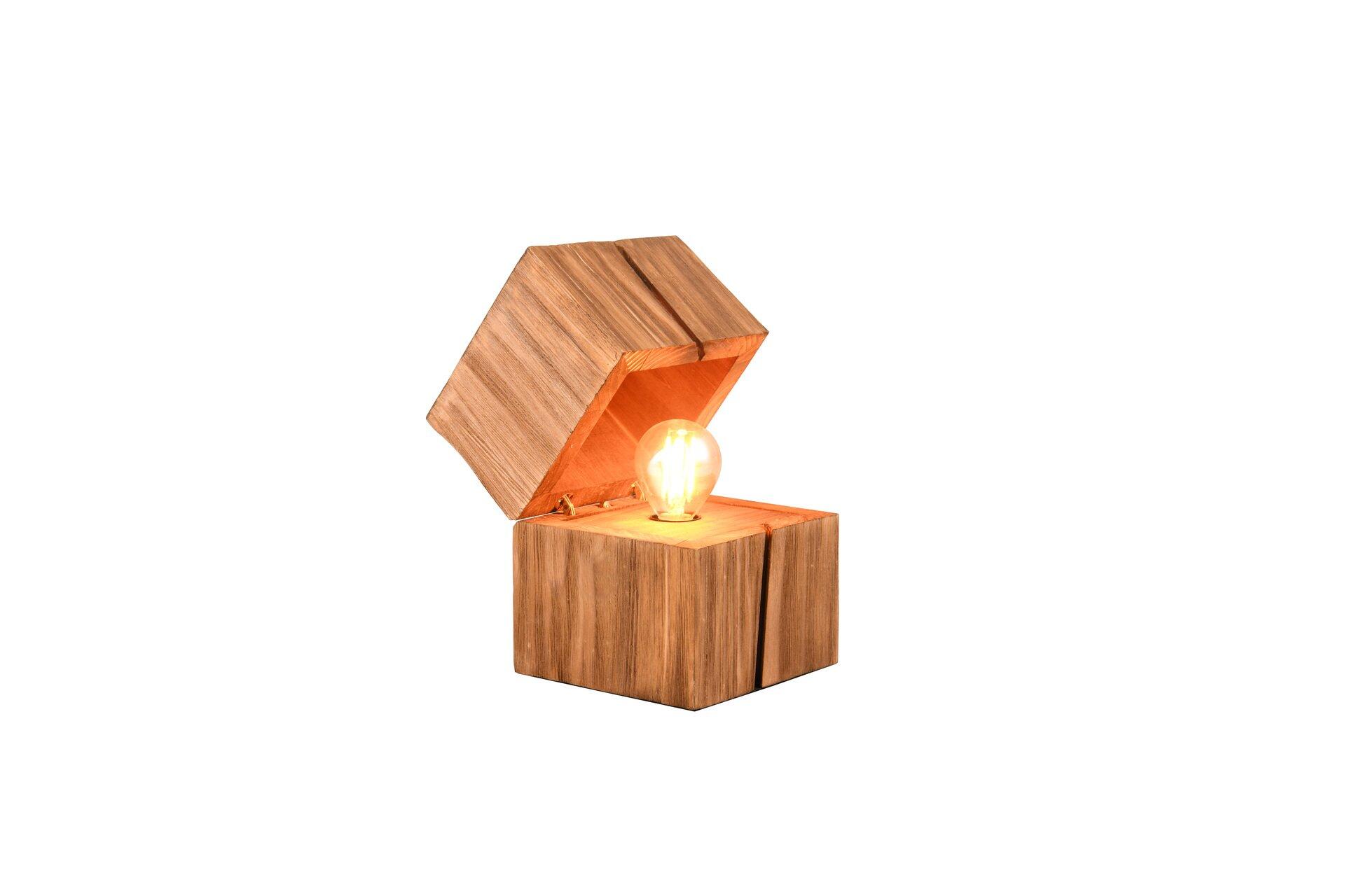 Tischleuchte Treasure aus Holz mit sechseckigem Lampenschirm und warmweißem Licht im 3/4-Profil.