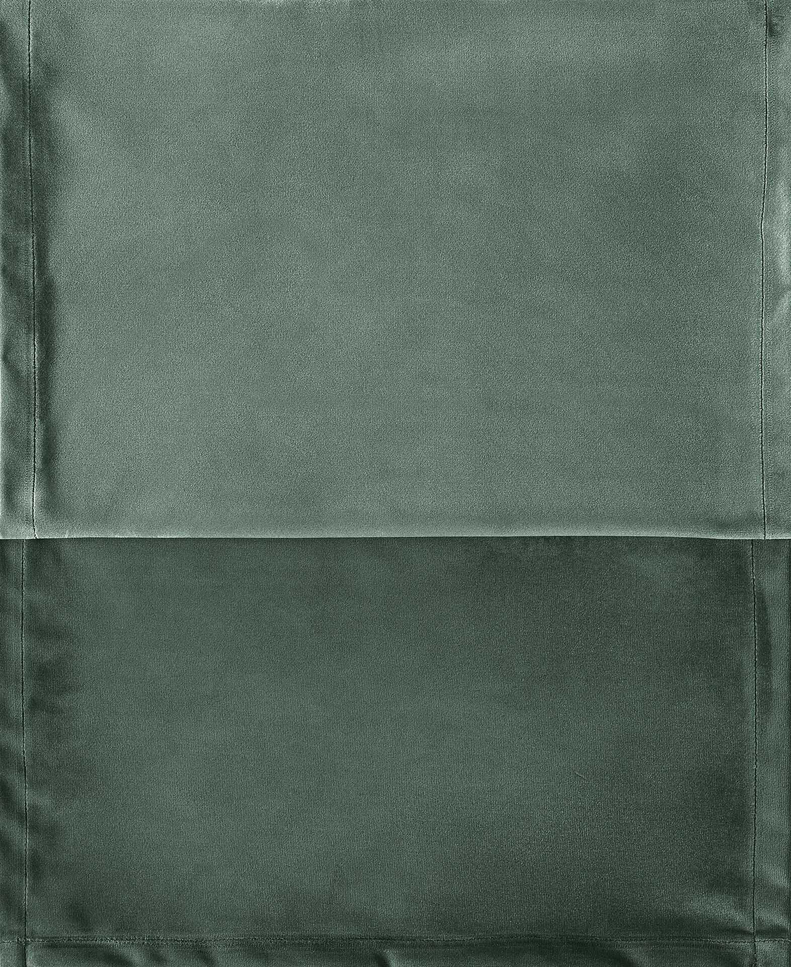 Nahaufnahme eines grünen Samt-Tischläufers mit samtiger Textur und geraden Kanten.