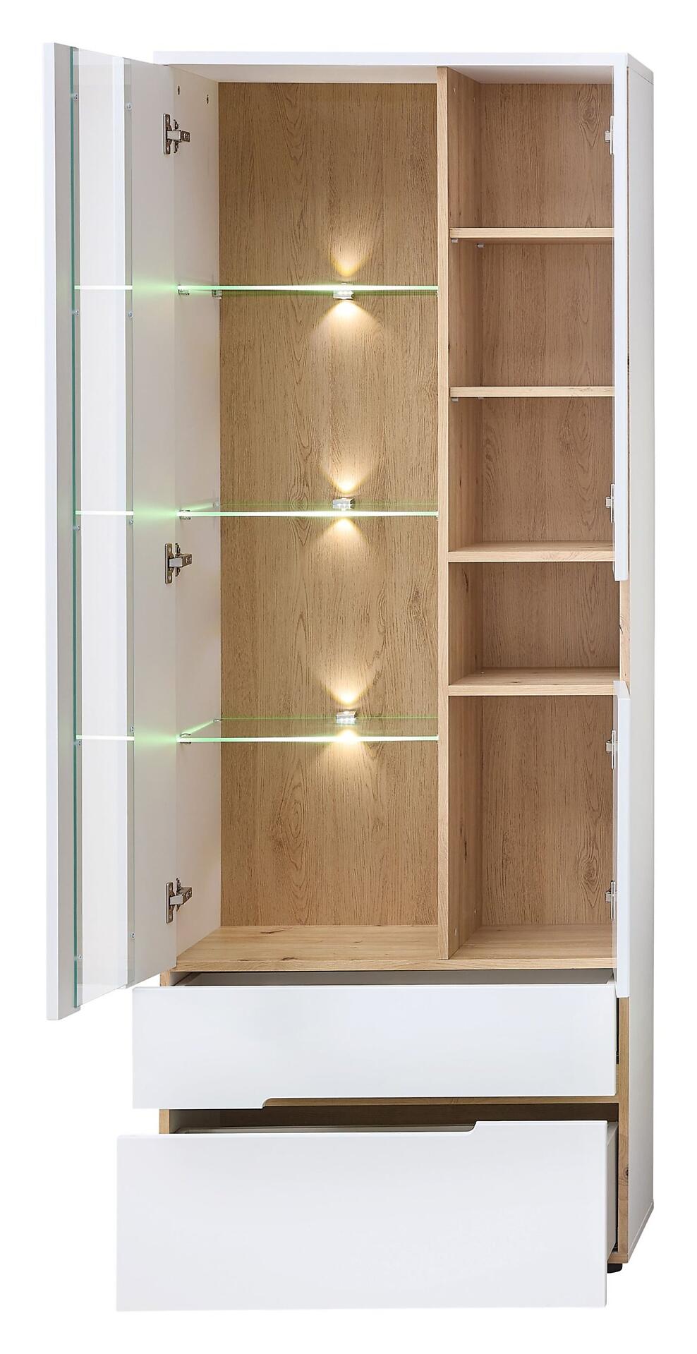 Vitrine Memphis mit geöffneter Tür und Blick auf den hellen Innenraum, die Einlegeböden und die griffarmen Schubladen mit integrierter LED-Beleuchtung.