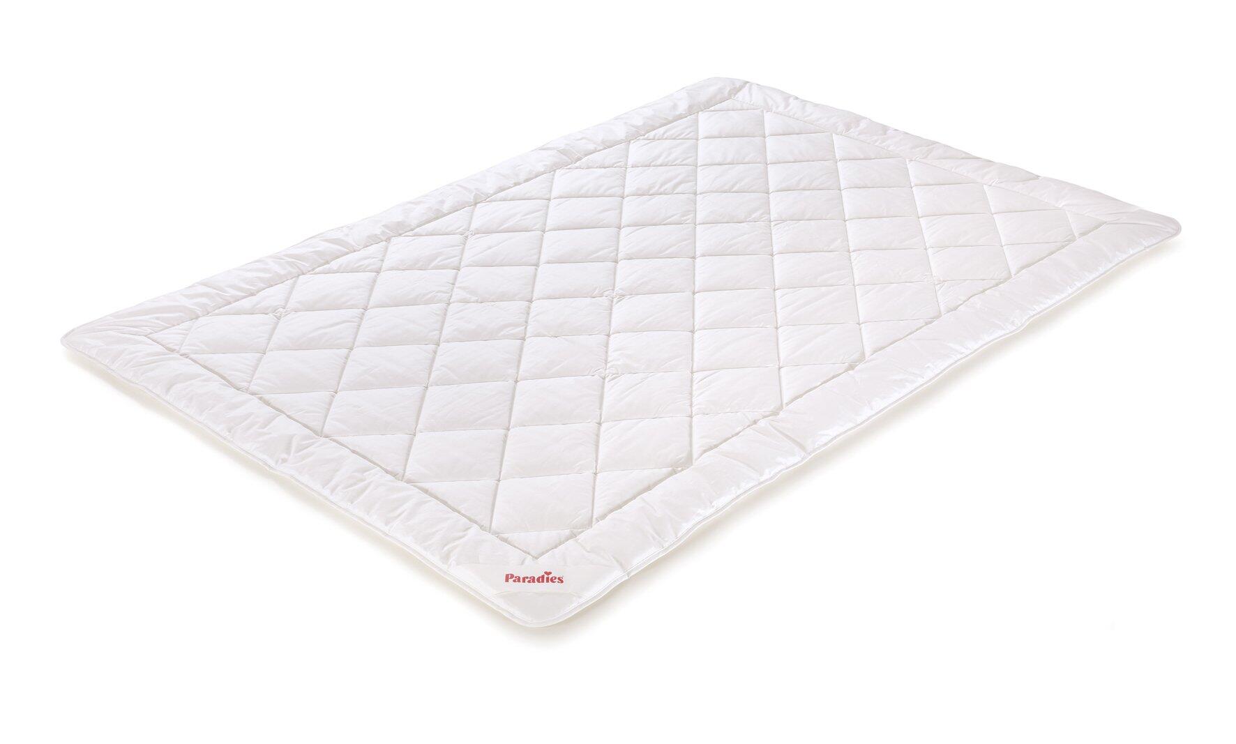 Weiße Sommerbettdecke "Cool Comfort" mit diagonalem Fischgrätmuster und abgerundeten Ecken, erkennbar am unteren Rand mit gesticktem "Paradies"-Logo.