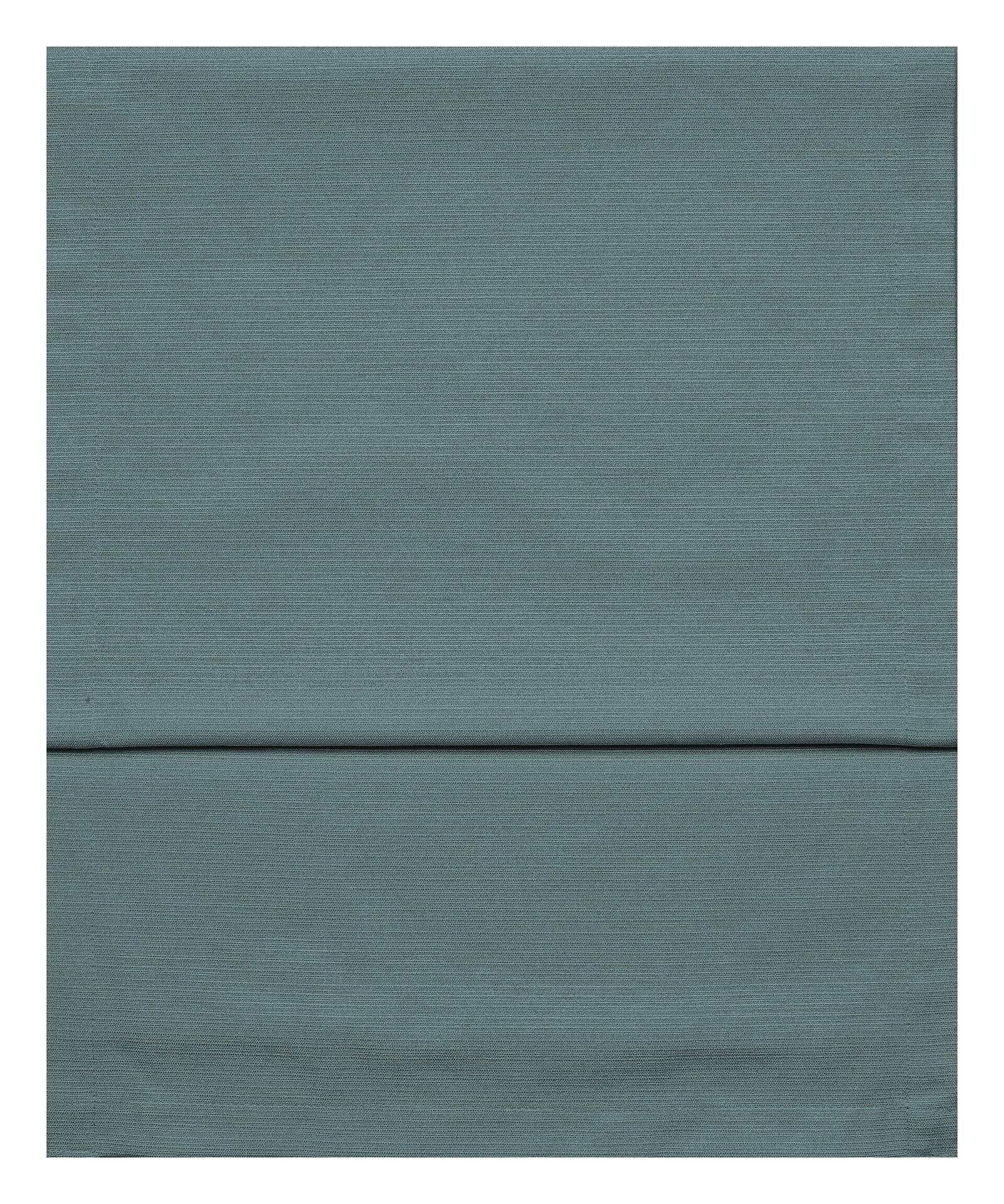 Nahaufnahme eines petrolfarbenen Tischläufers Fino aus Polyester und Baumwolle, der in zwei Hälften gefaltet ist und seine Strukturstreifenoptik zeigt.
