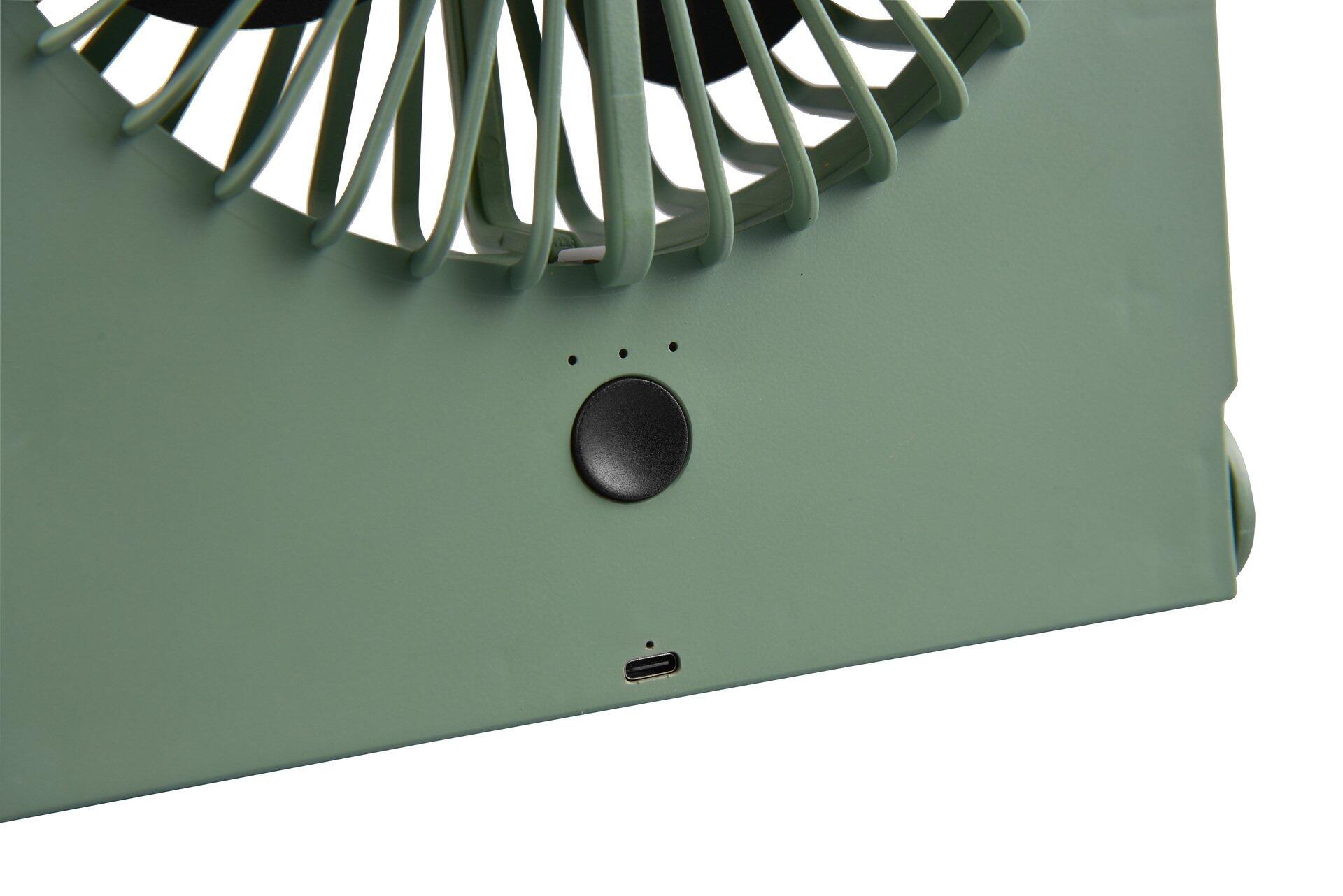 Detailaufnahme der Rückseite des grünen Ventilators Breezy mit Kunststoffflügeln, großer Rundtaste, USB-C-Anschluss und LED-Anzeigen.